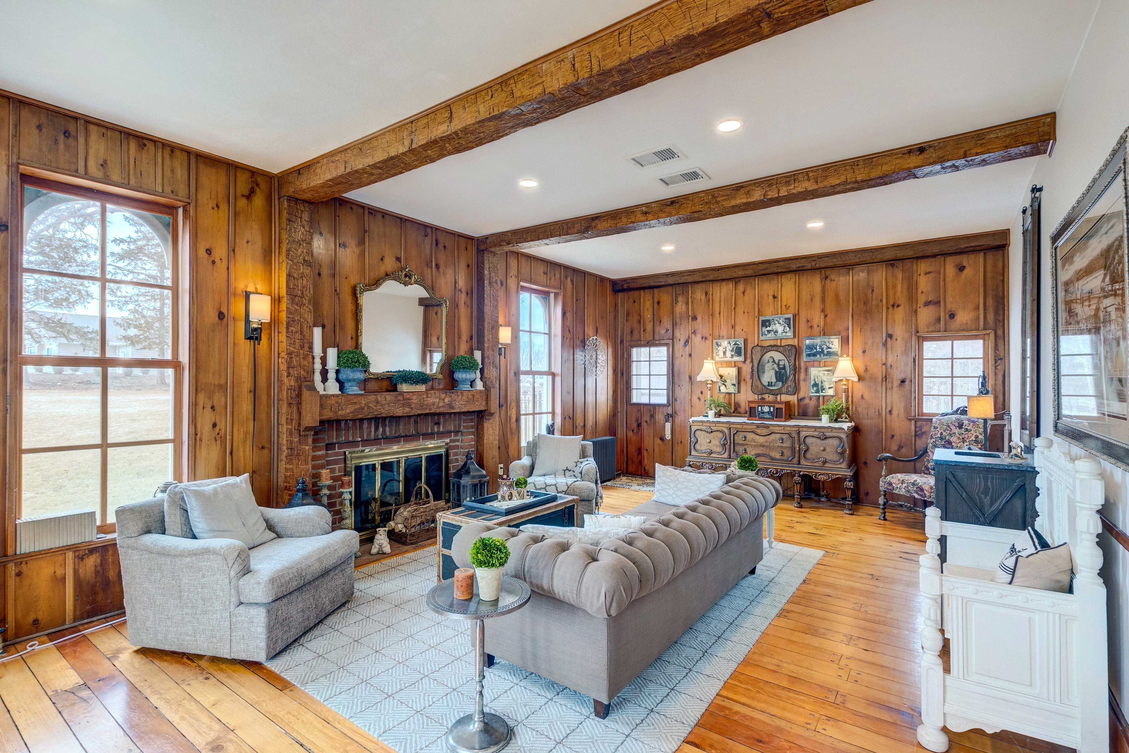Living Room | Flat-Screen TV | Fireplace (Decorative Only)