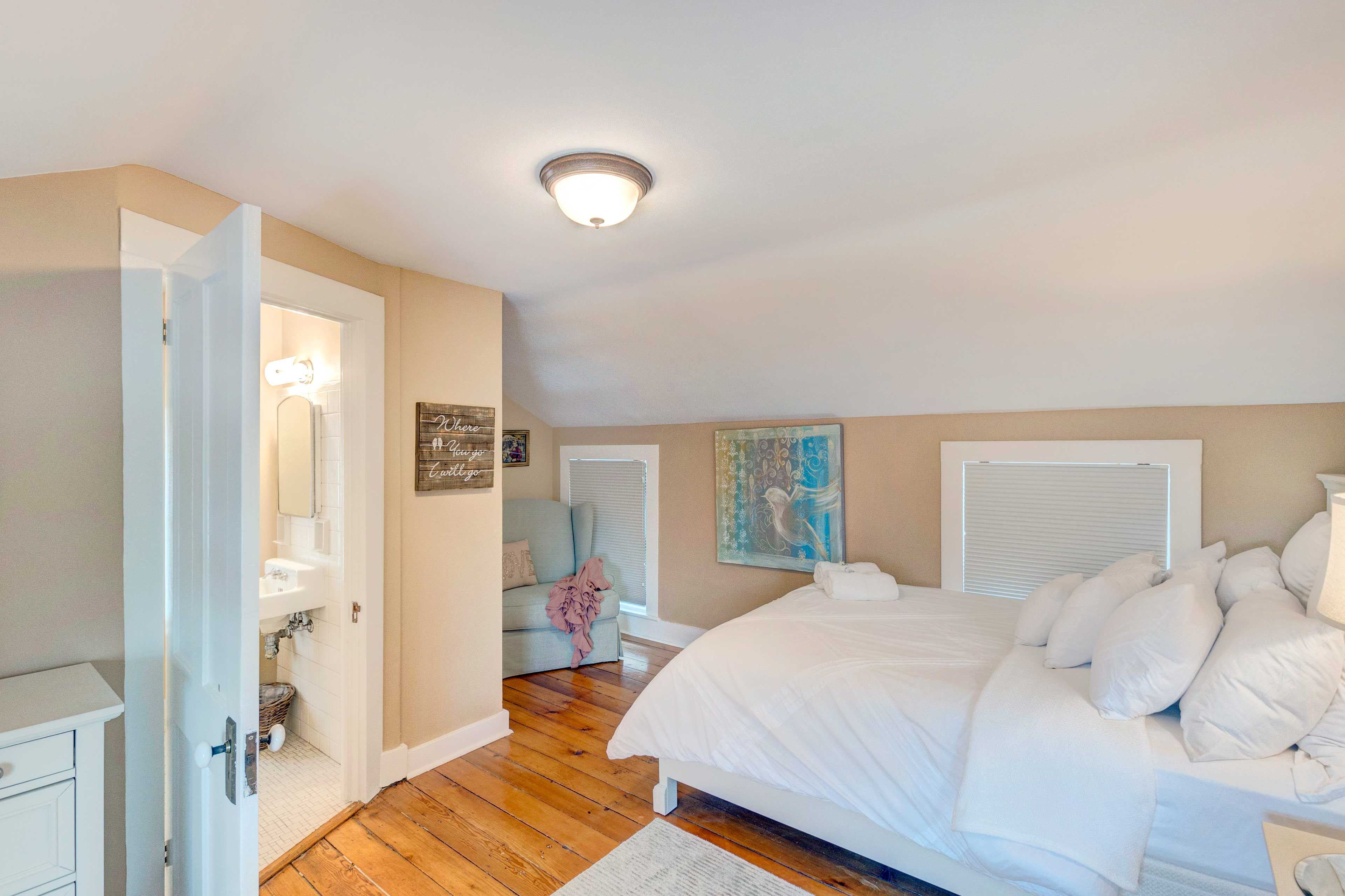 Bedroom 1 | Queen Bed | Linens Provided | En-Suite Bathroom
