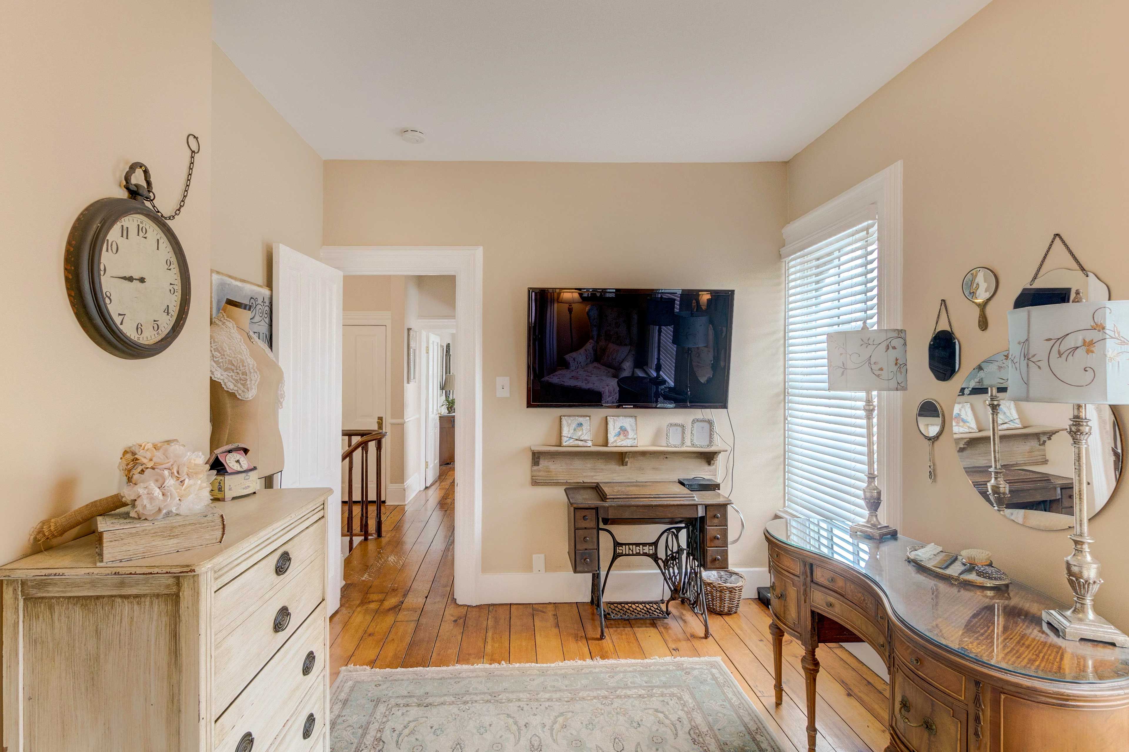 Sitting Room | Flat-Screen TV | Entry to Bedroom 1