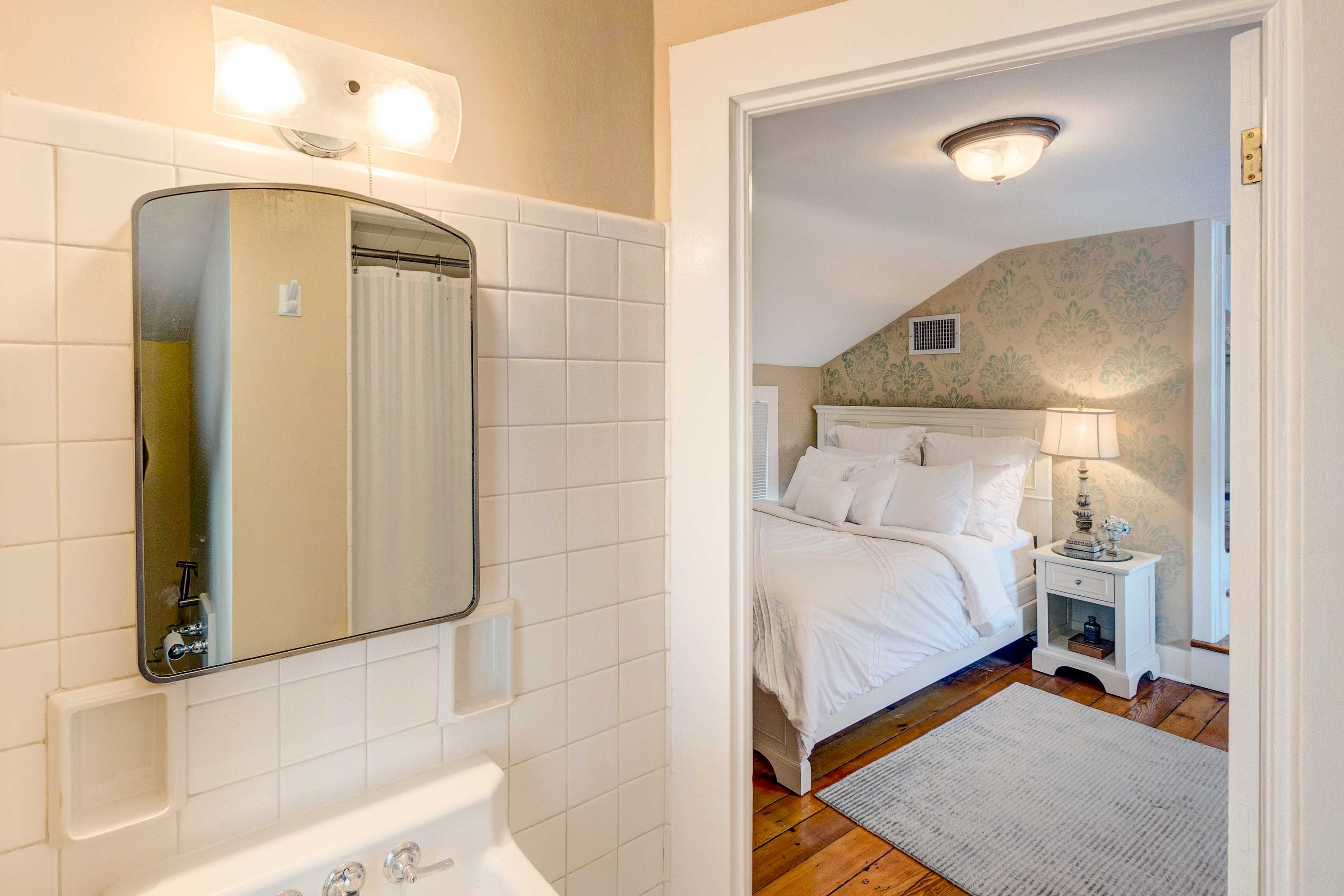 En-Suite Bathroom | Towels Provided | Complimentary Toiletries