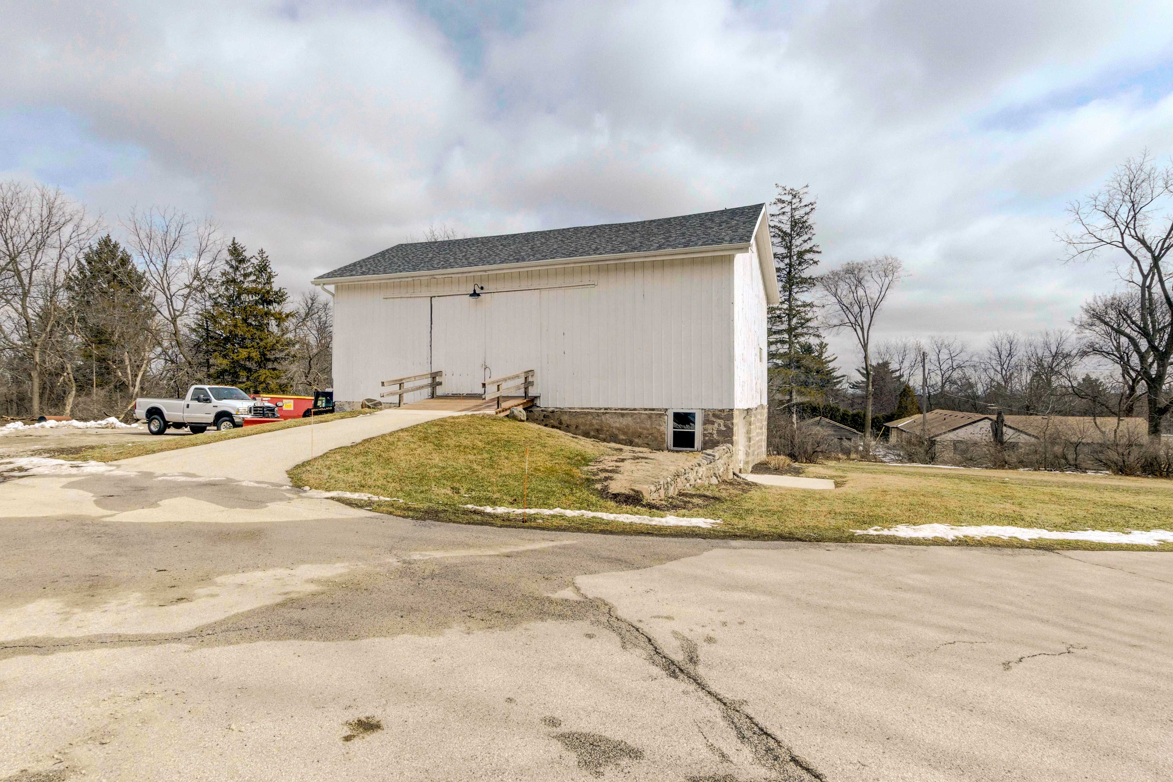 Parking | Driveway (10 Vehicles) | RV/Trailer Parking Allowed