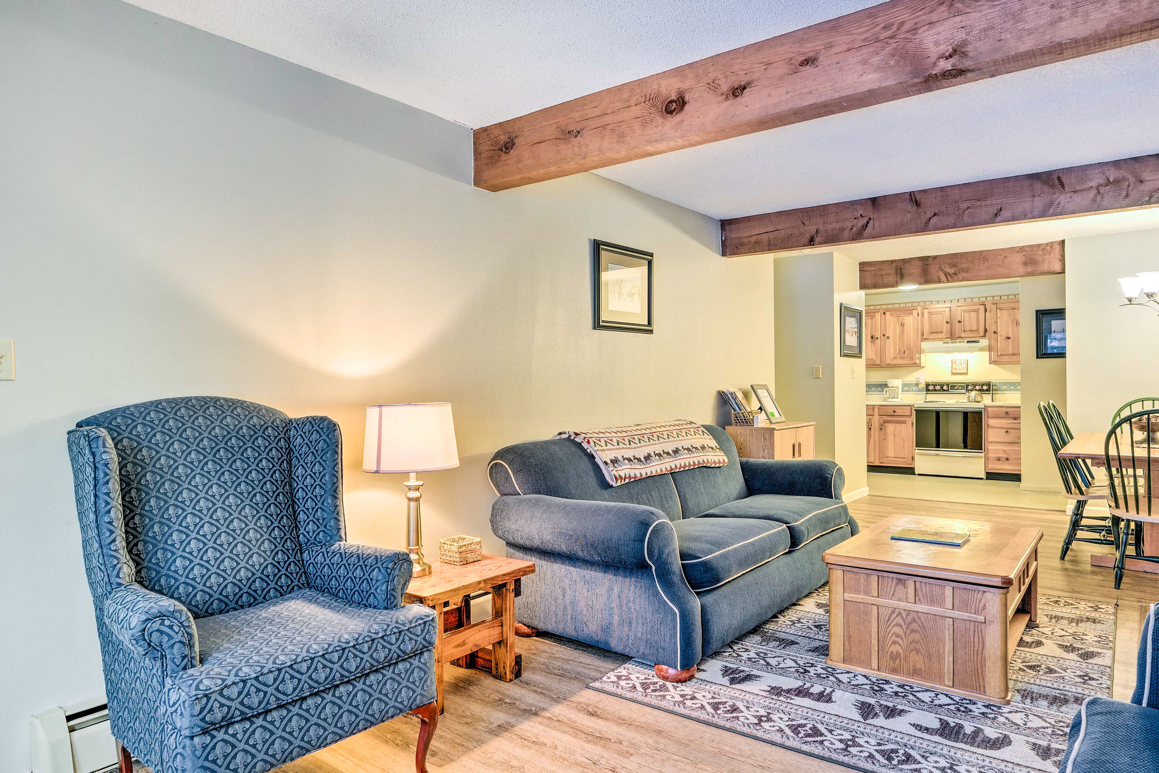 Living Room | Free WiFi | Central A/C | Smart TV