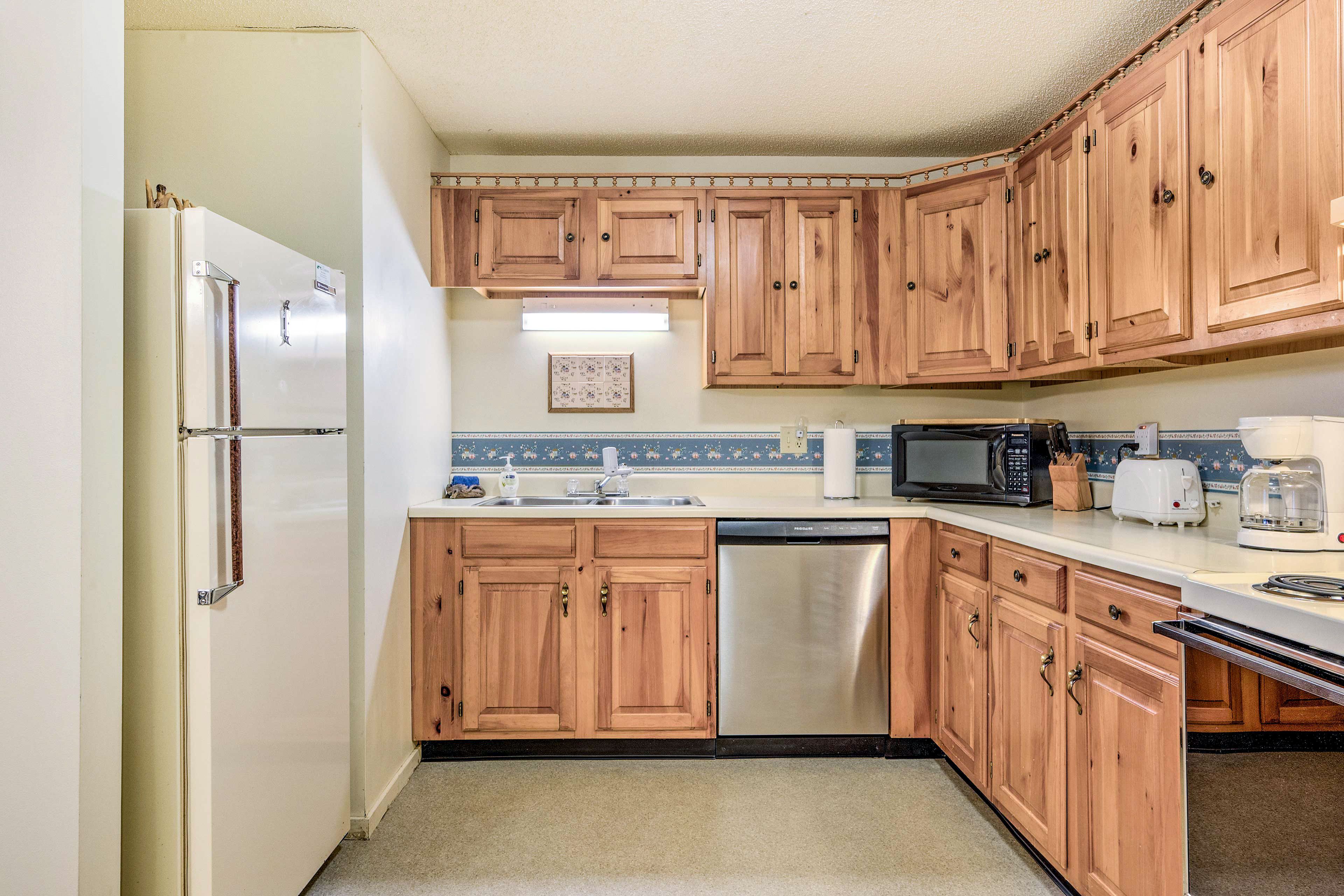 Kitchen | Paper Towels/Trash Bags Provided