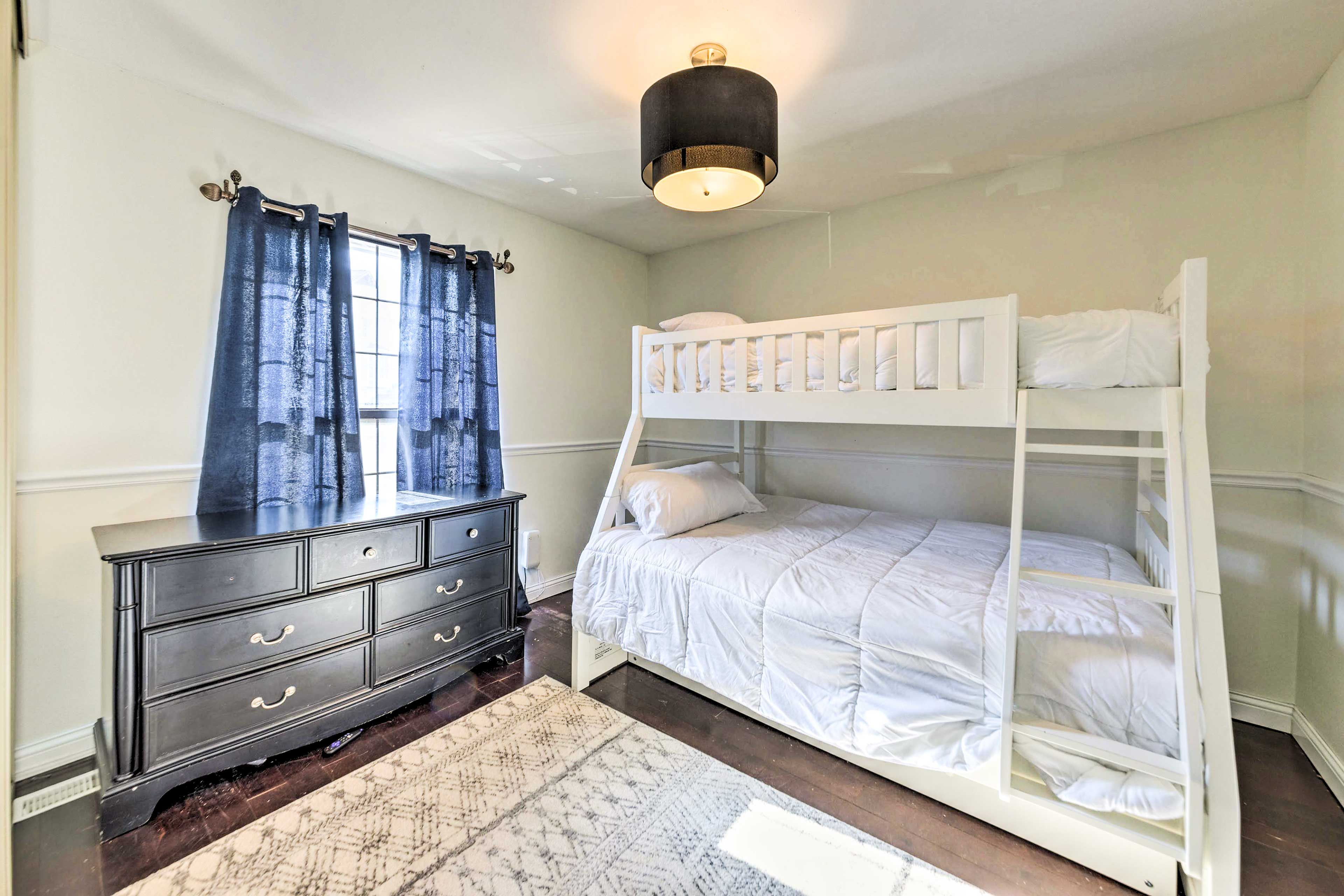 Bedroom 1 | Twin/Full Bunk Bed