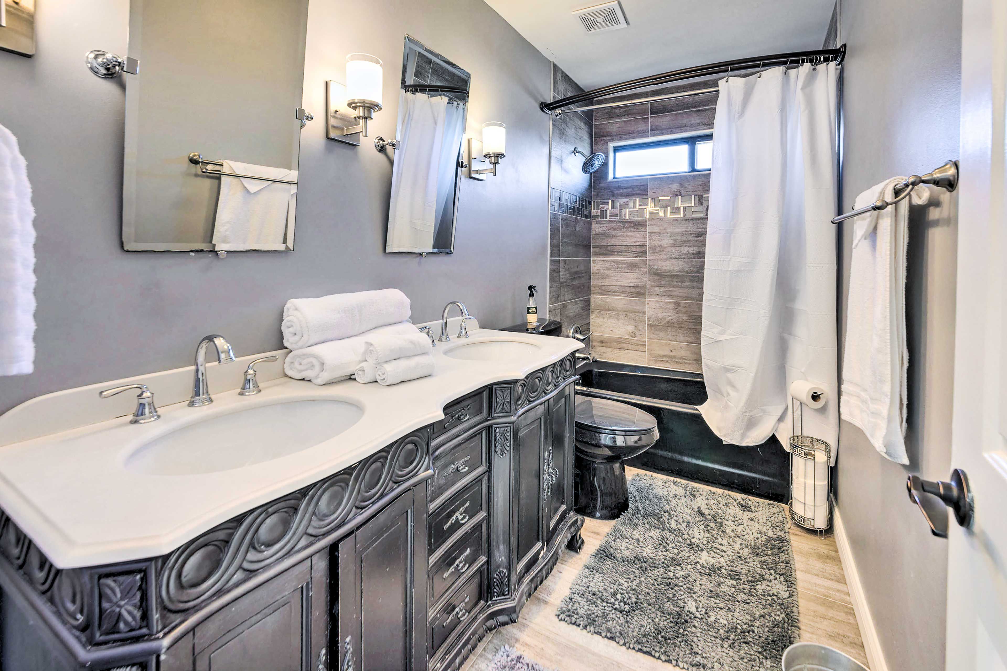 Full Bathroom | Complimentary Toiletries
