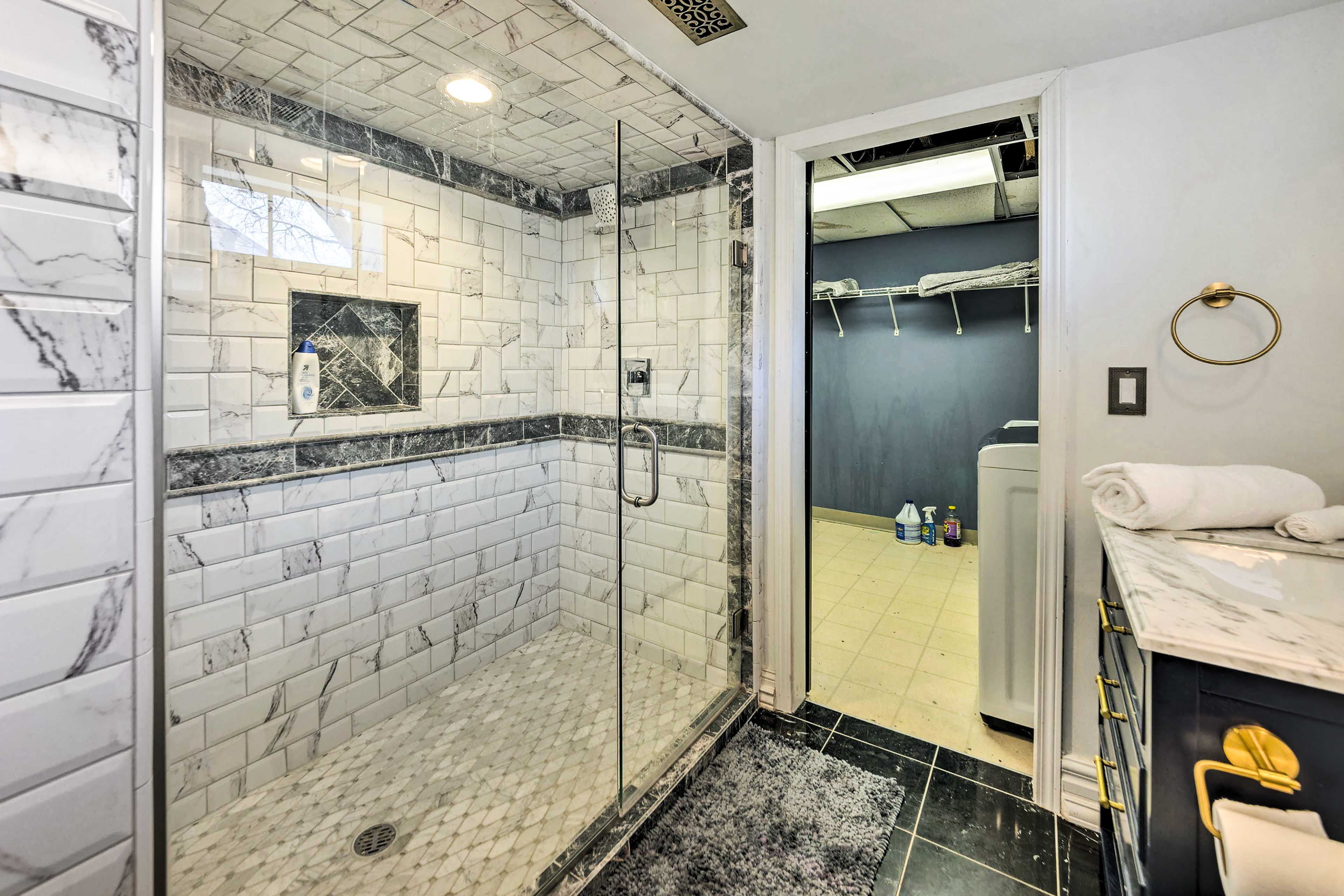 Full Bathroom | Complimentary Toiletries