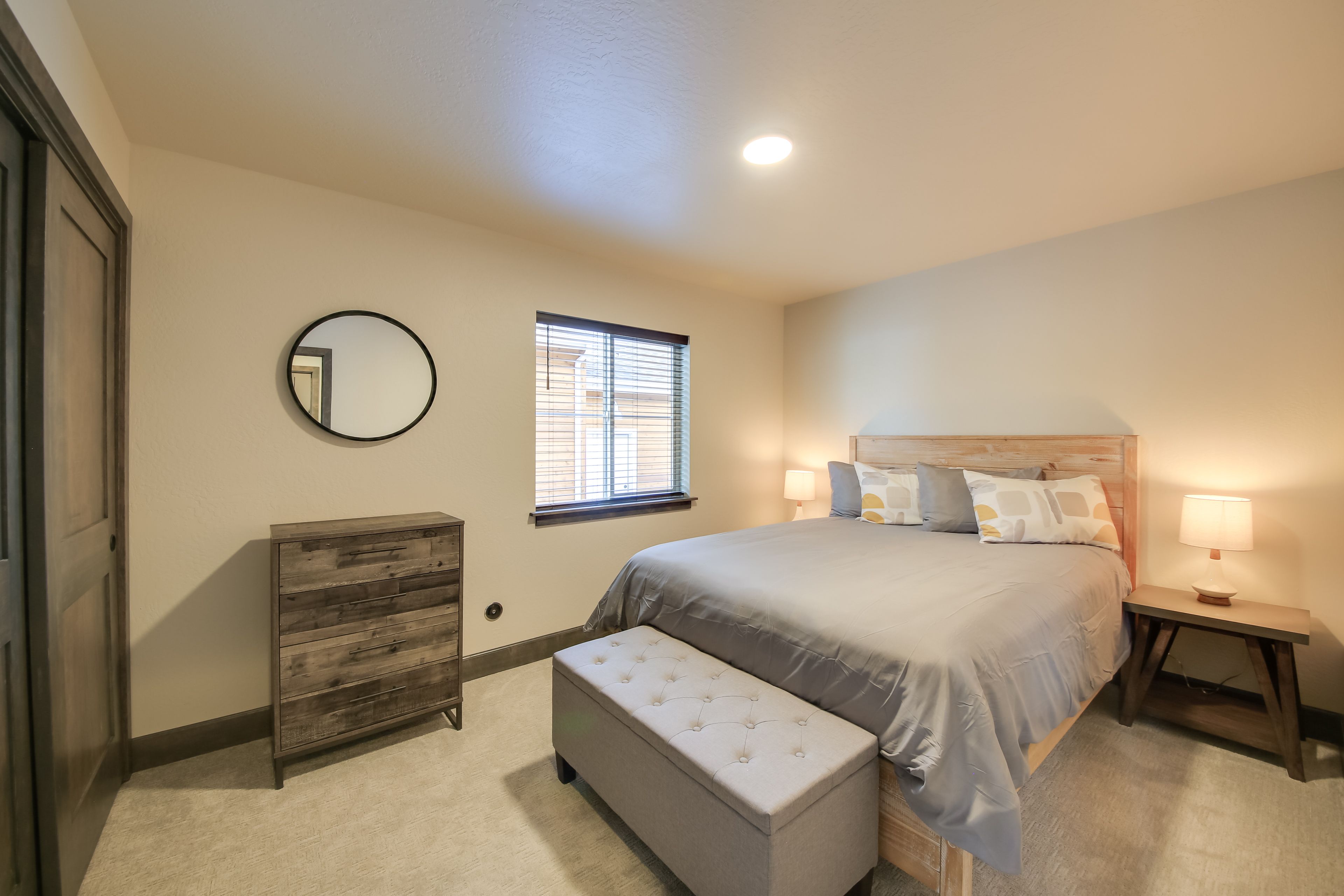 Bedroom 1 | Queen Bed