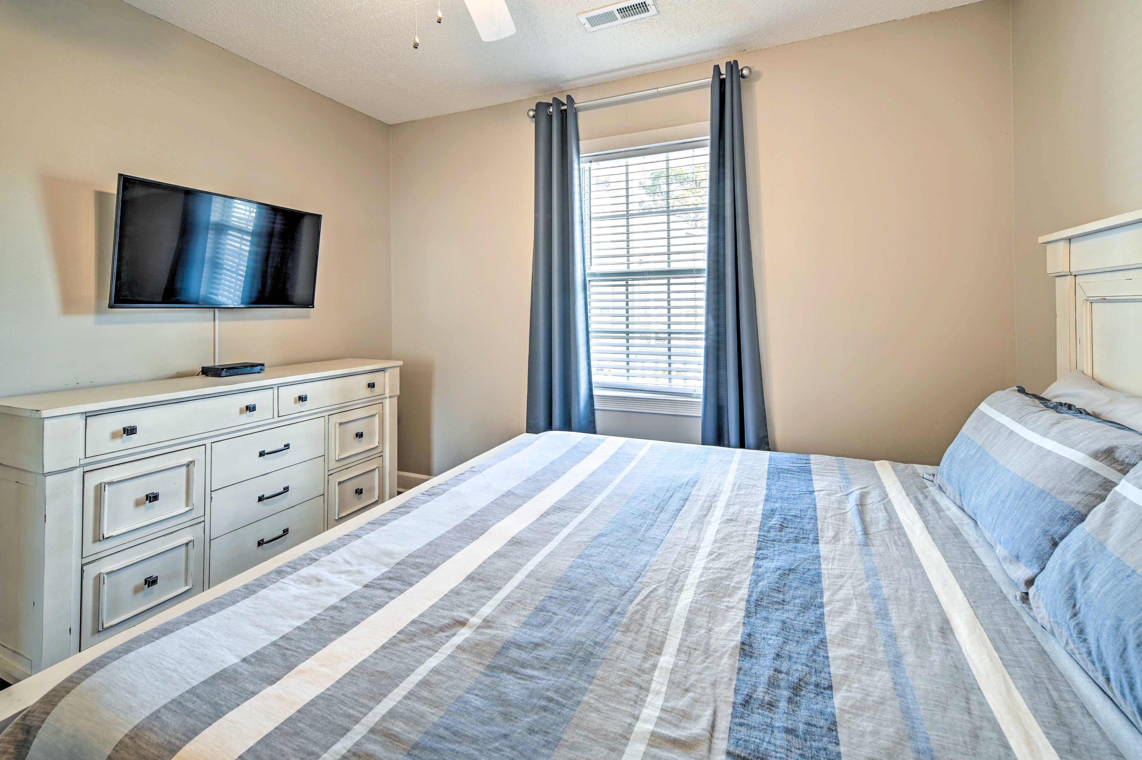 Bedroom | King Bed | Linens Provided | Smart TV