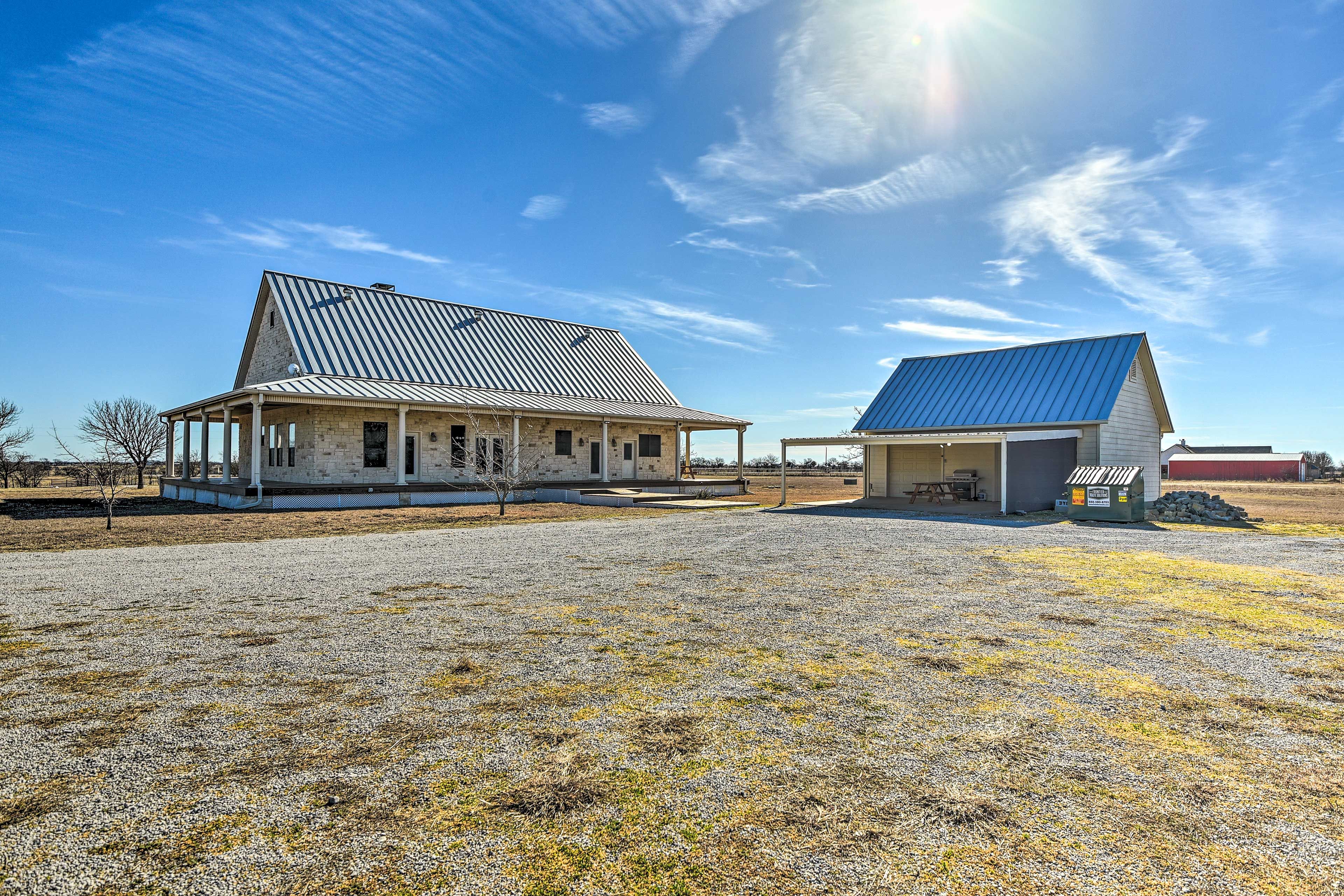 Parking | Garage (2 Vehicles) | Driveway (8 Vehicles) | RV/Trailer Parking