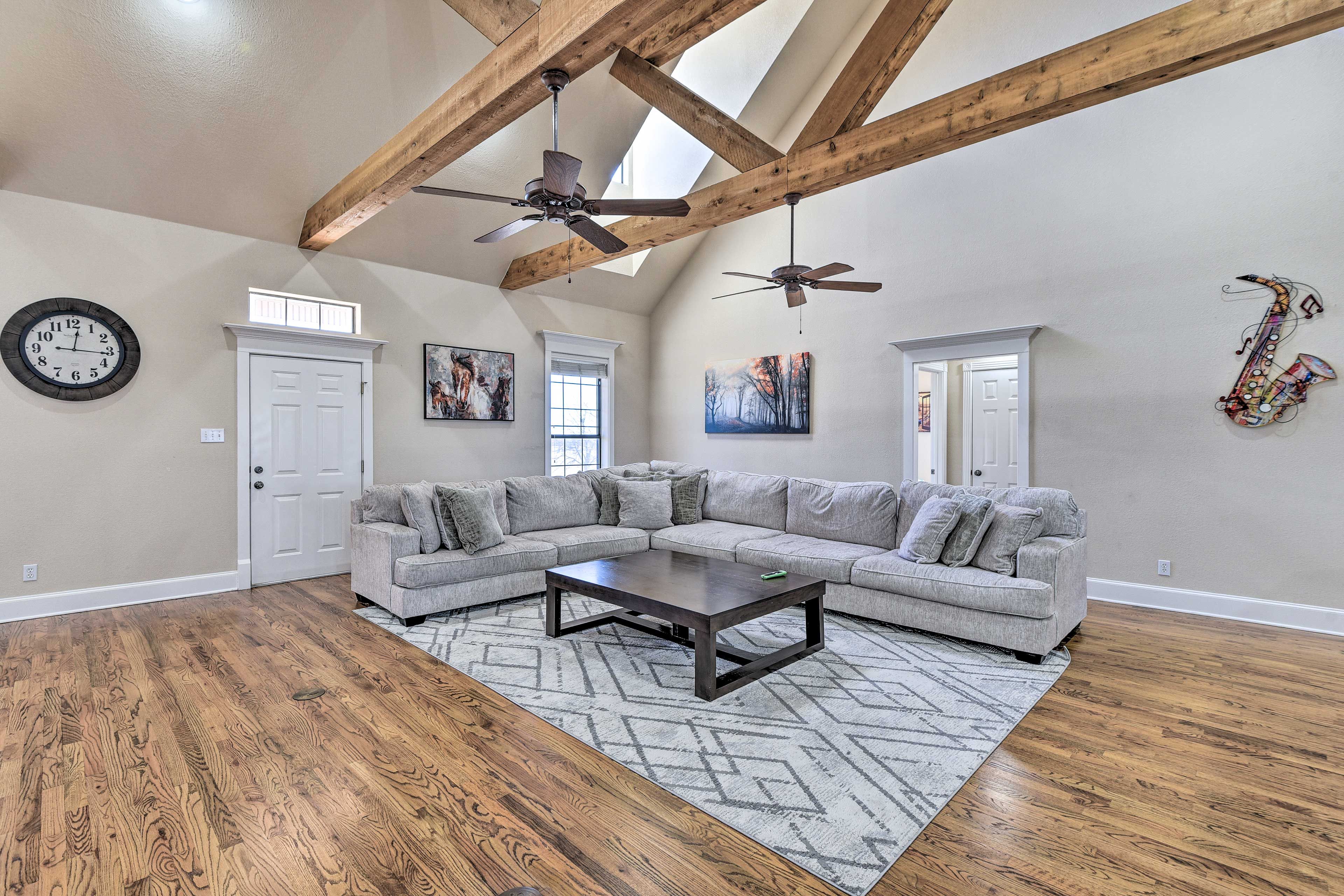 Living Room | Smart TV w/ Netflix