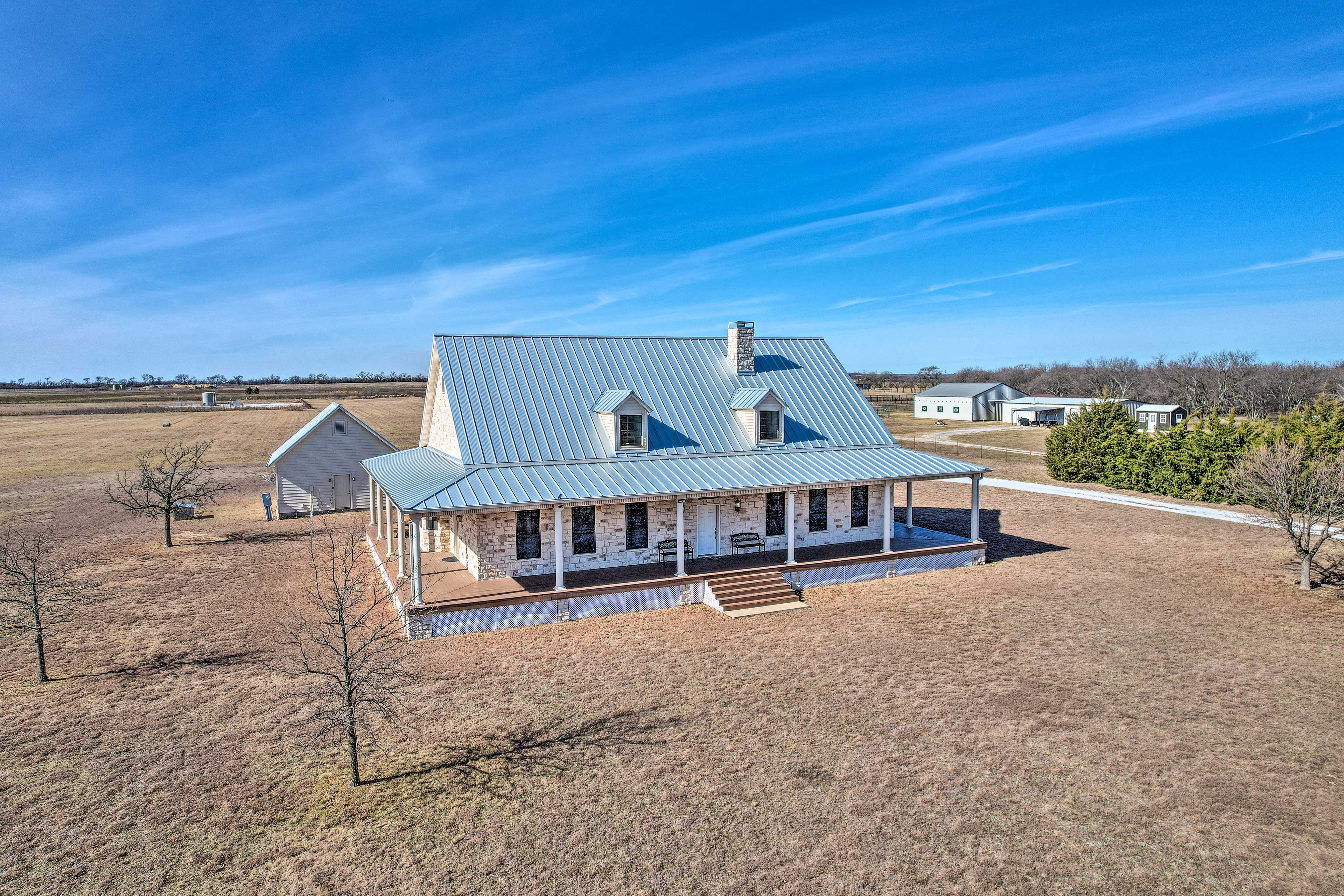 Krum Vacation Rental | 3BR | 2.5BA | 2,500 Sq Ft | Stairs Required