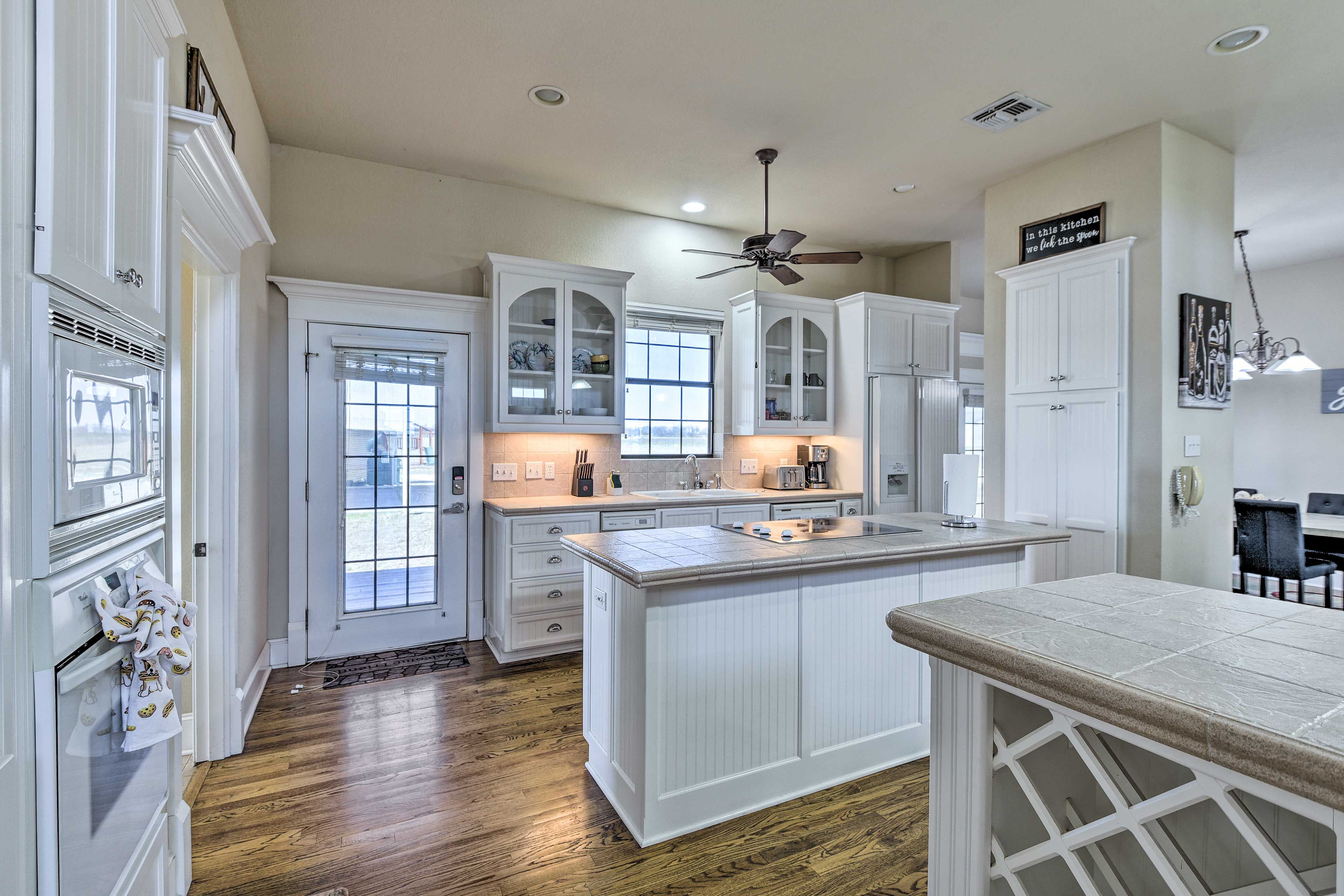 Kitchen | Paper Towels/Trash Bags Provided