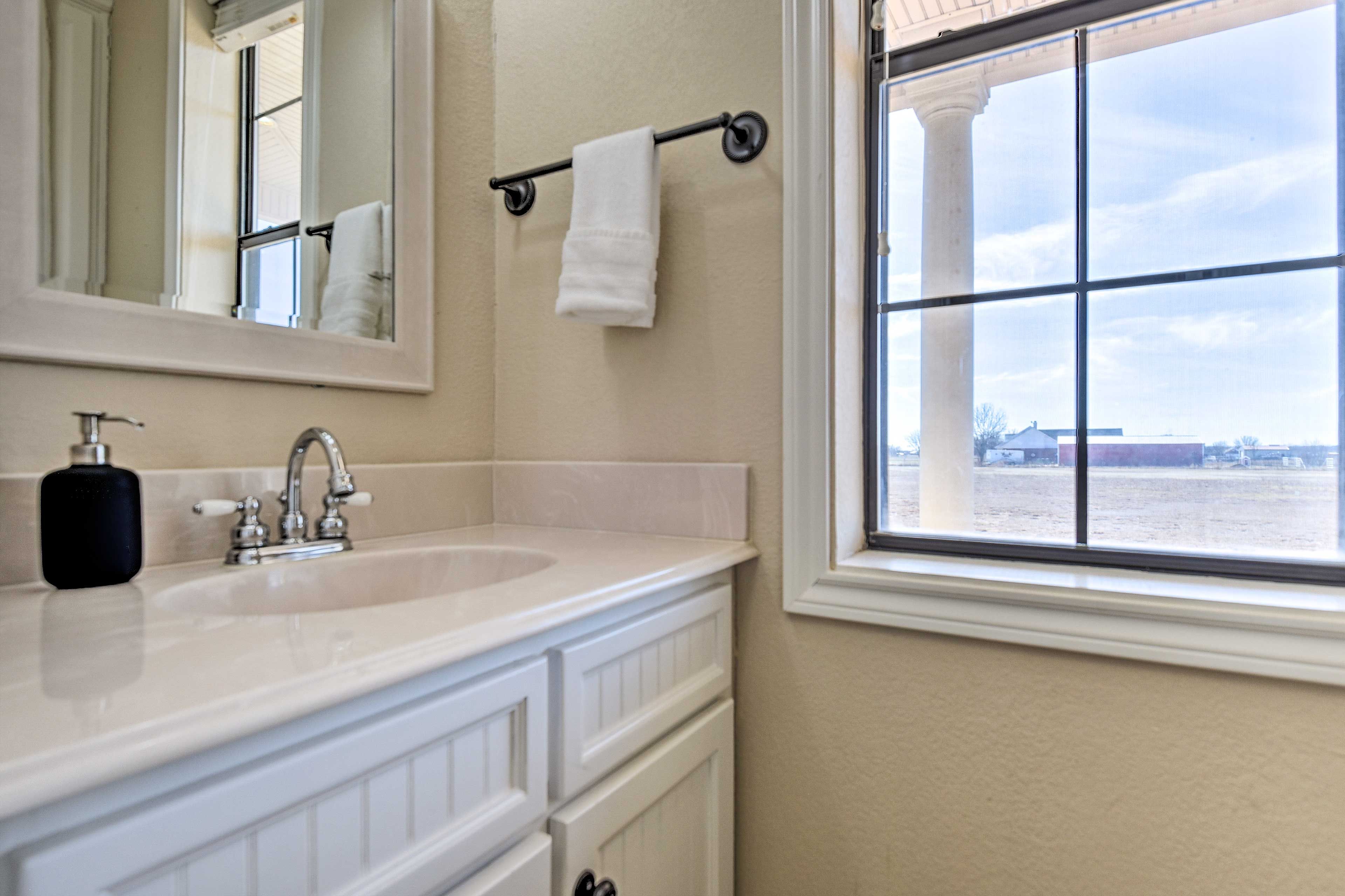 Half Bathroom | Towels Provided