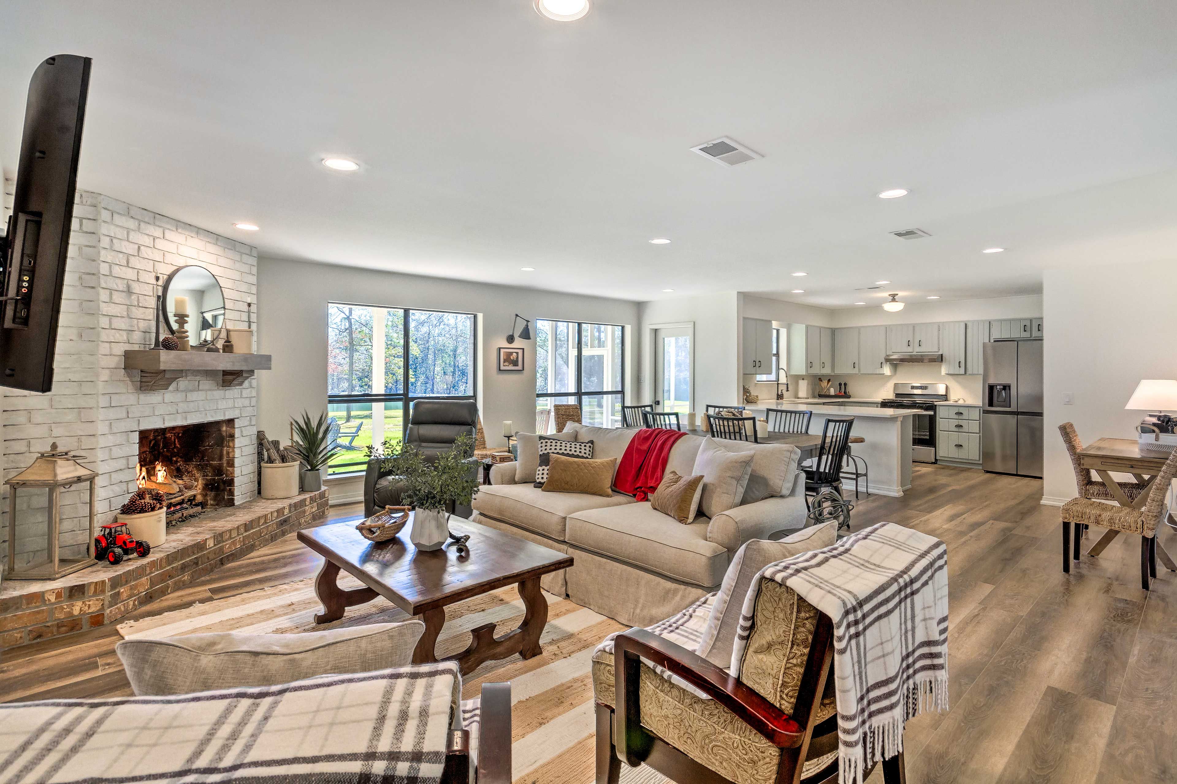 Living Room | Sleeper Sofa | Smart TV | Central A/C | Complimentary Toiletries