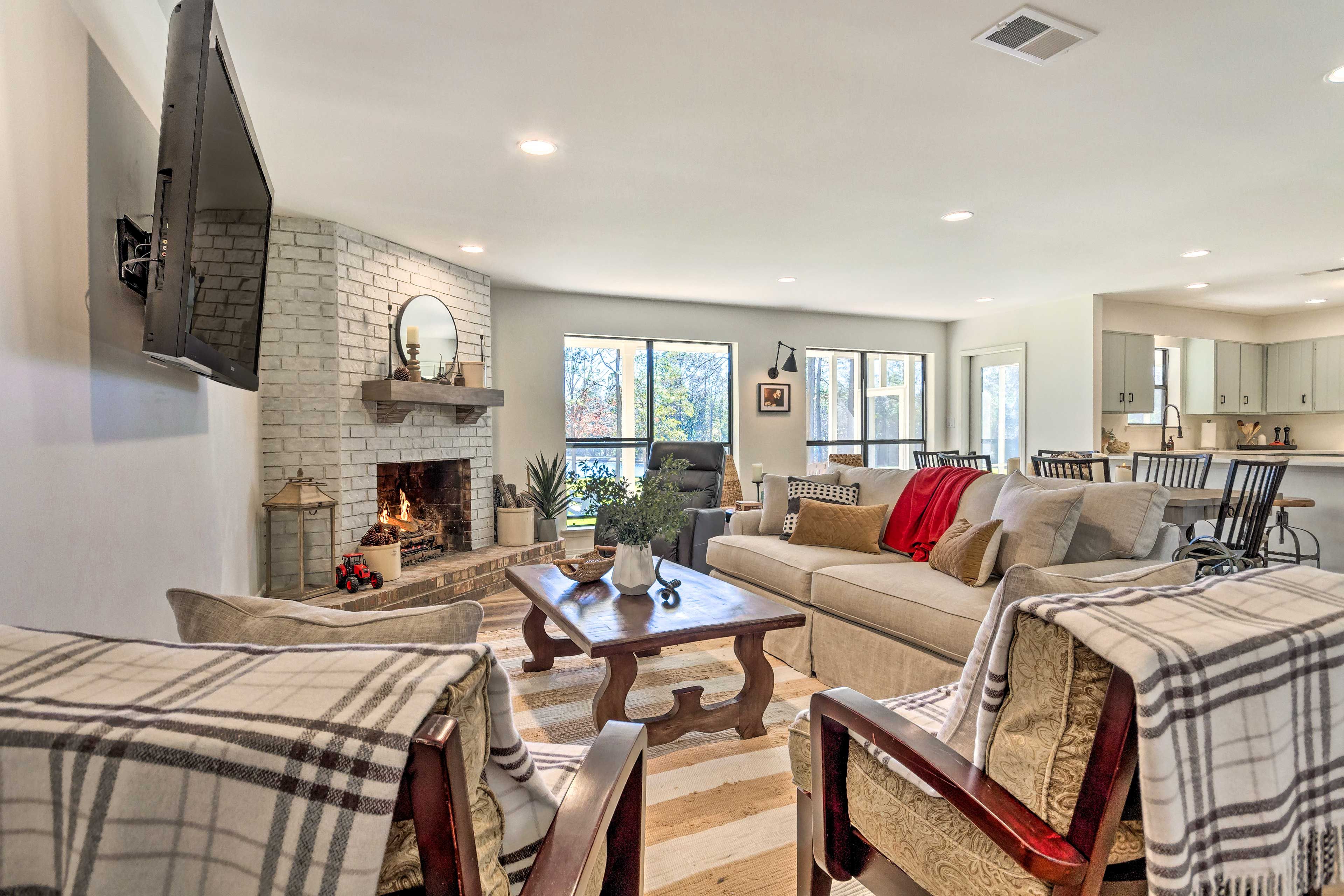 Living Room | Towels & Linens | Single-Story Interior