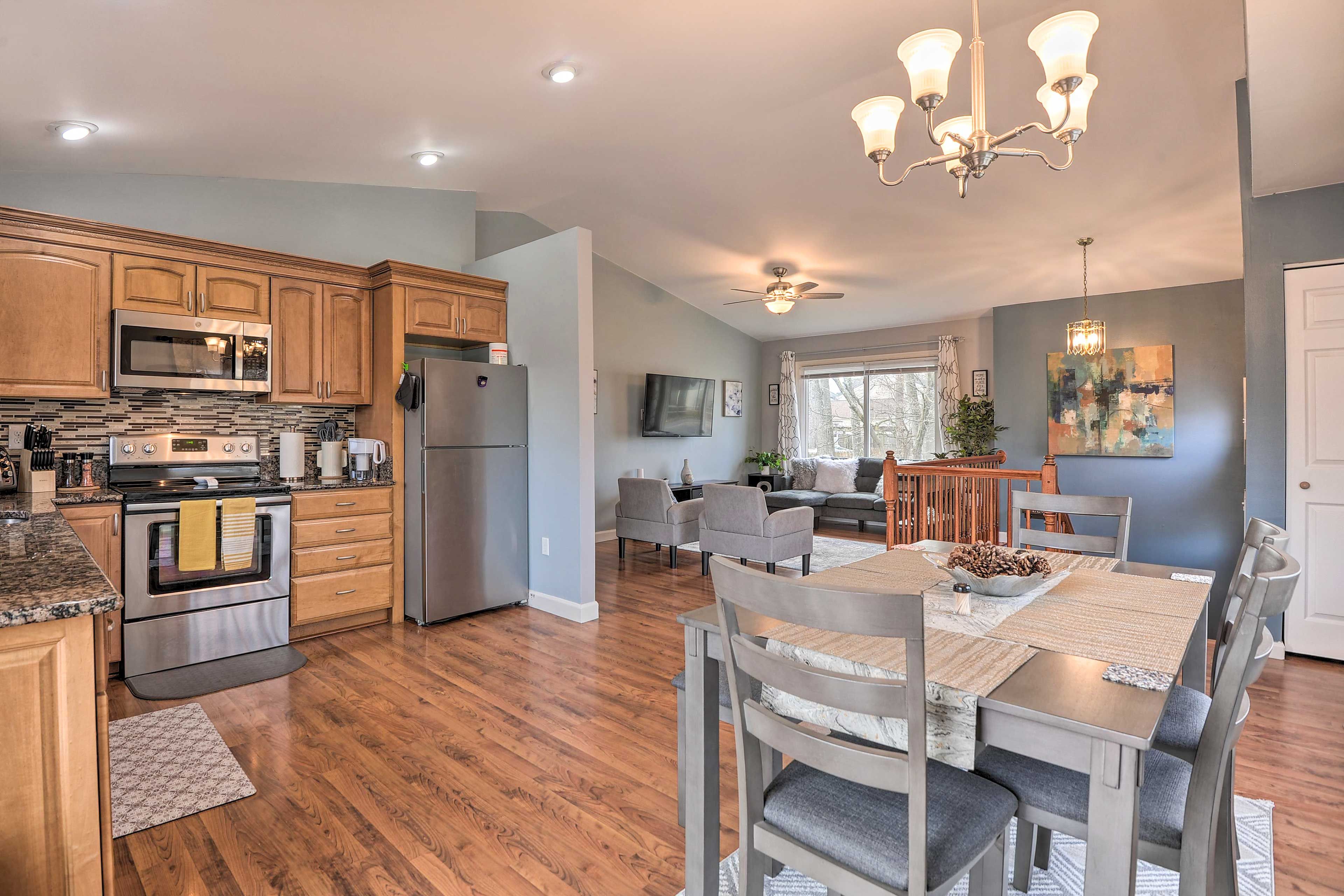 Kitchen | Dining Table