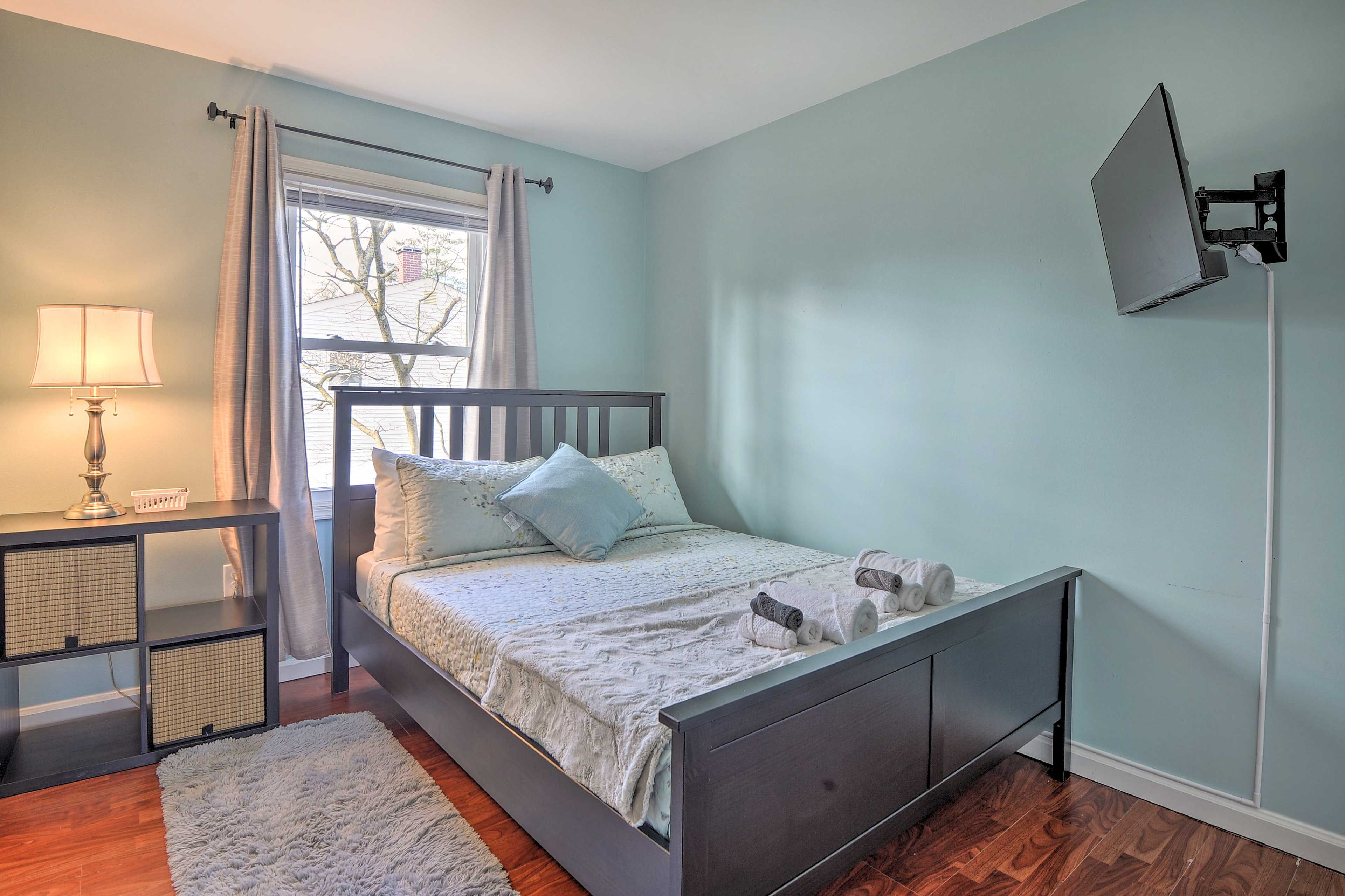 Bedroom 2 | Queen Bed | 2nd Floor | Smart TV