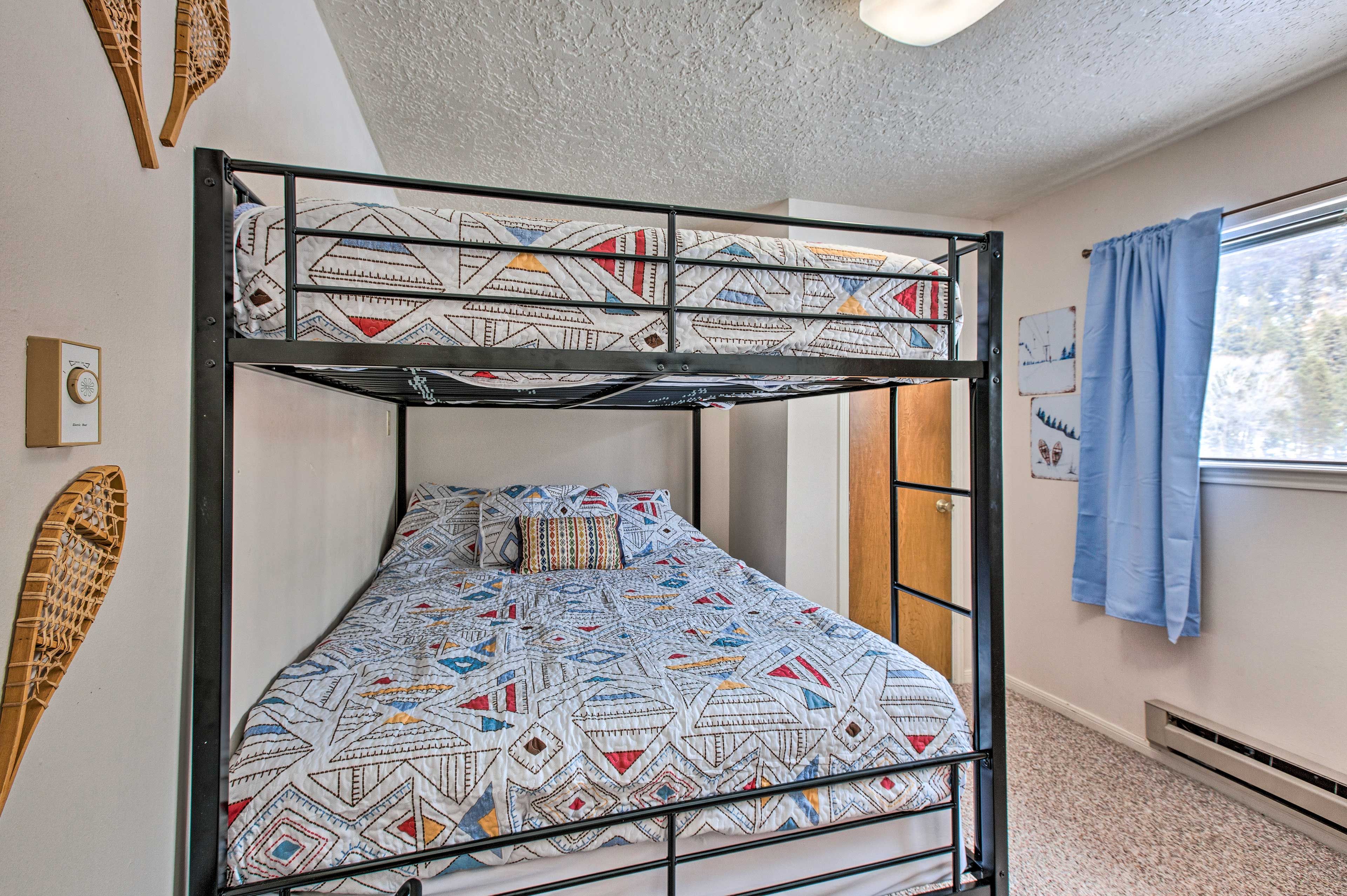 Bedroom 2 | Queen Bunk Bed | Arcade Machine | 2nd Floor