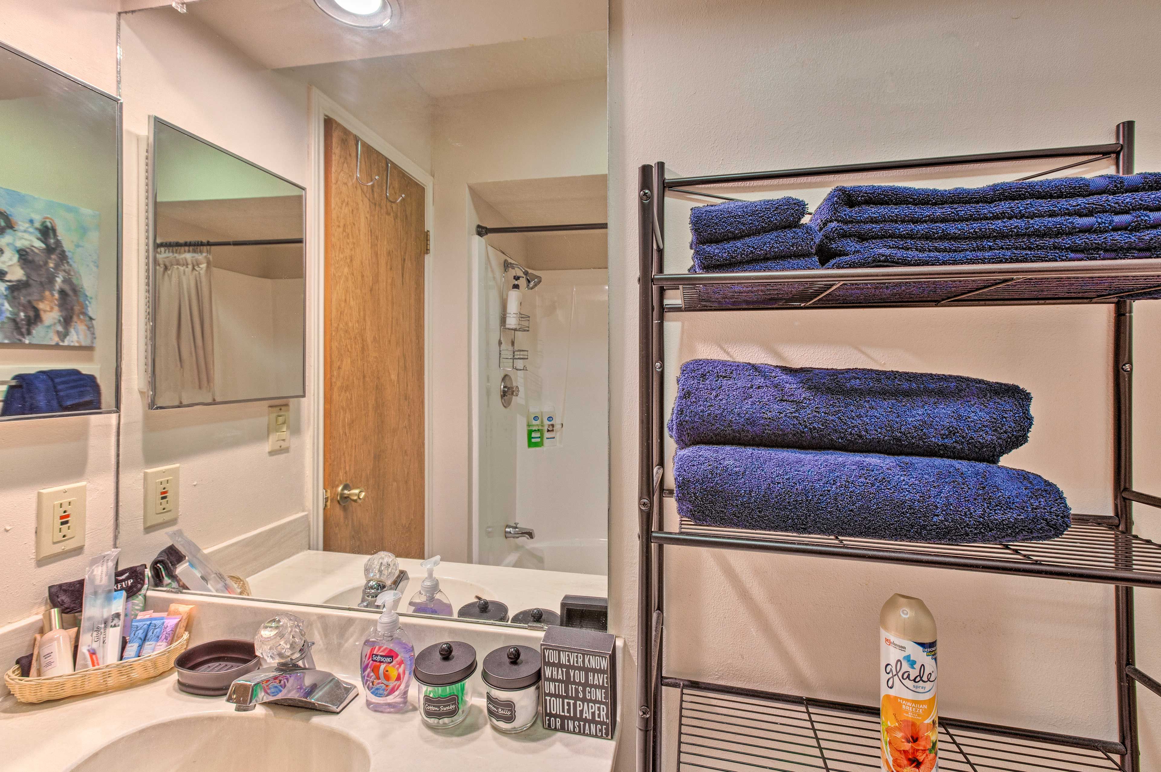 Full Bathroom | Complimentary Toiletries | 2nd Floor