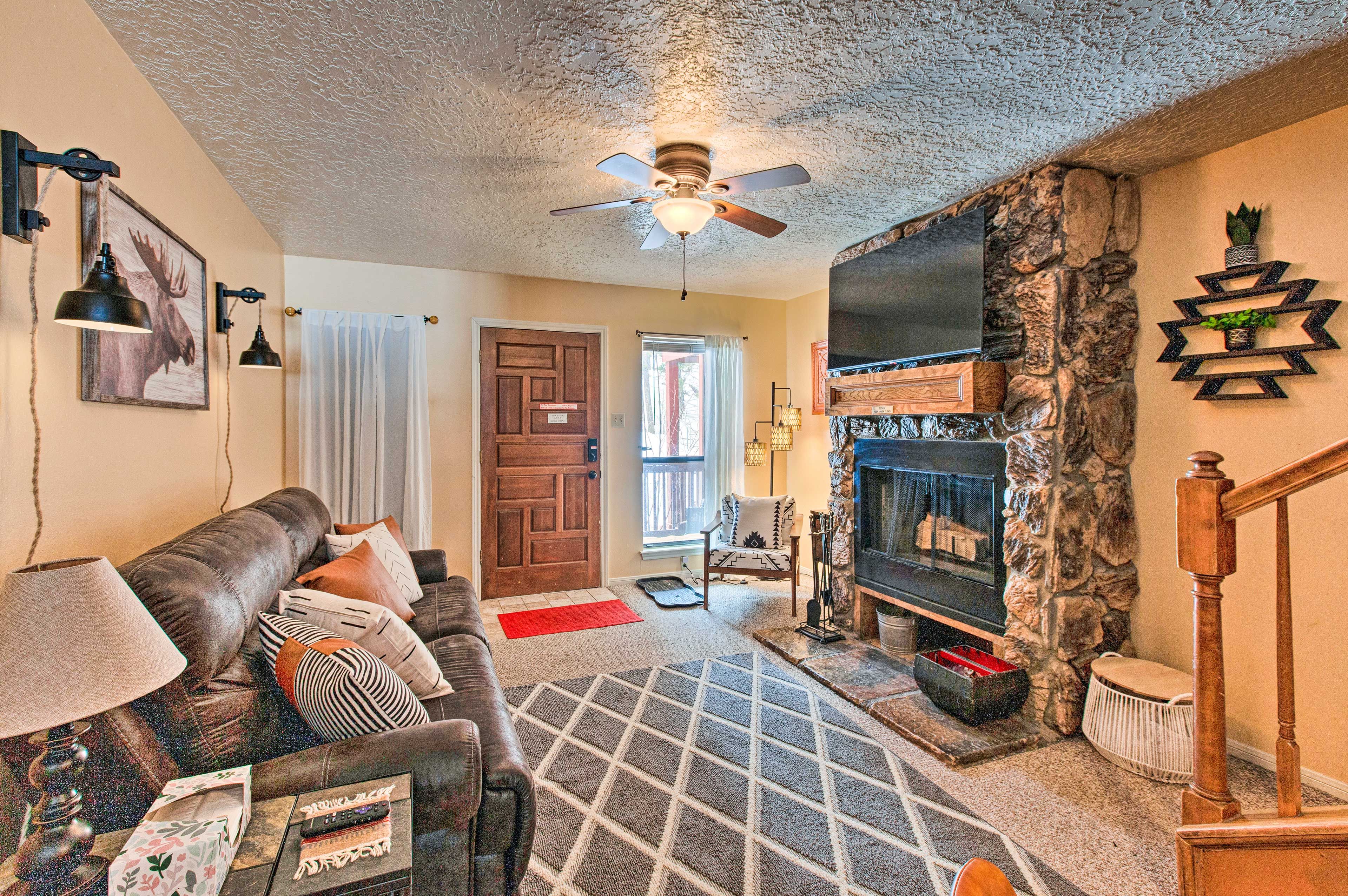 Red River Vacation Rental | 2BR | 1.5BA | Stairs Required | 858 Sq Ft