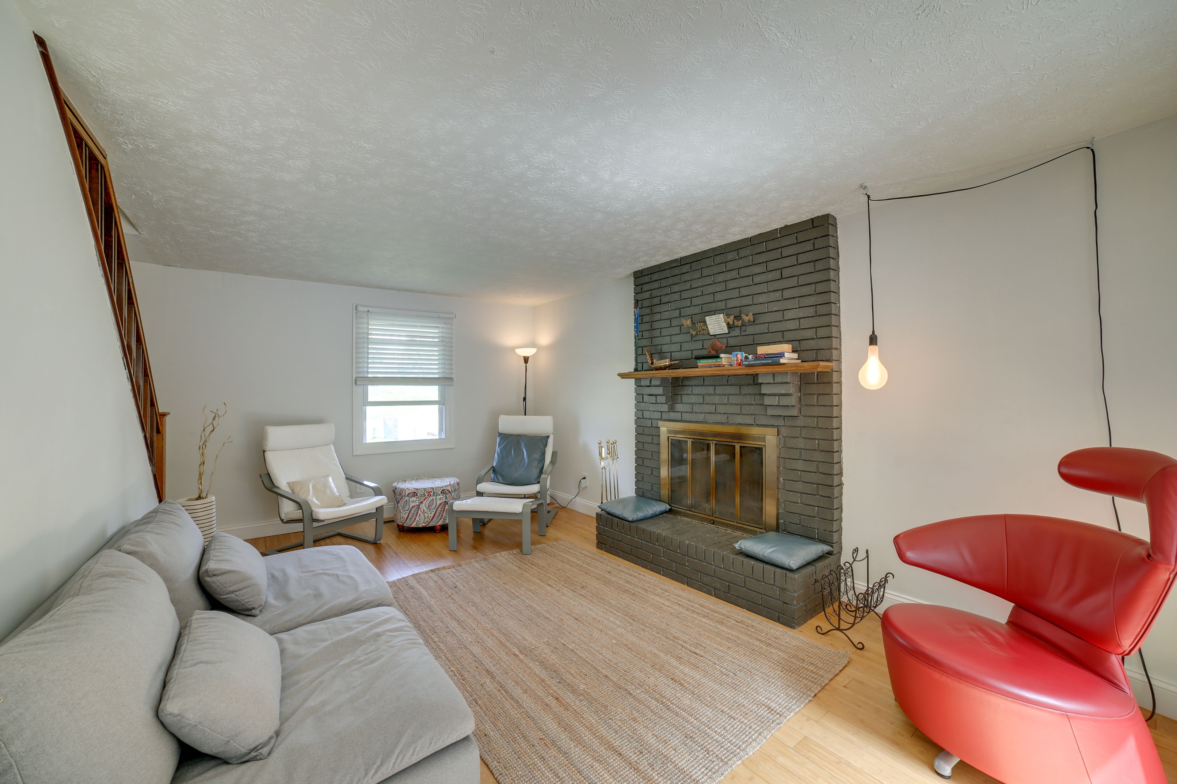 Living Room | Fireplace | Free WiFi (1 Gbps) | Central A/C & Heating