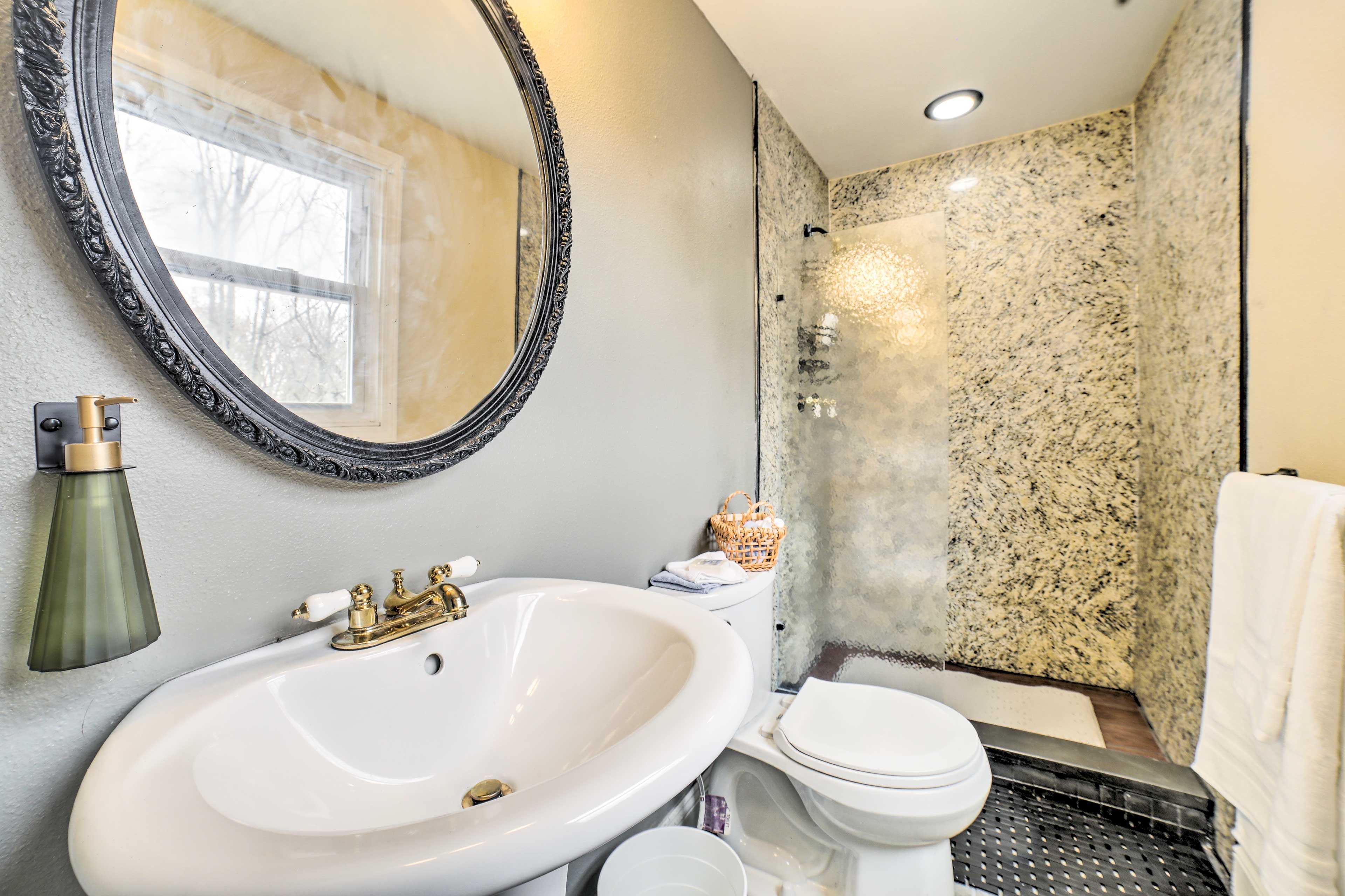 Full Bathroom | Towels Provided | Complimentary Toiletries