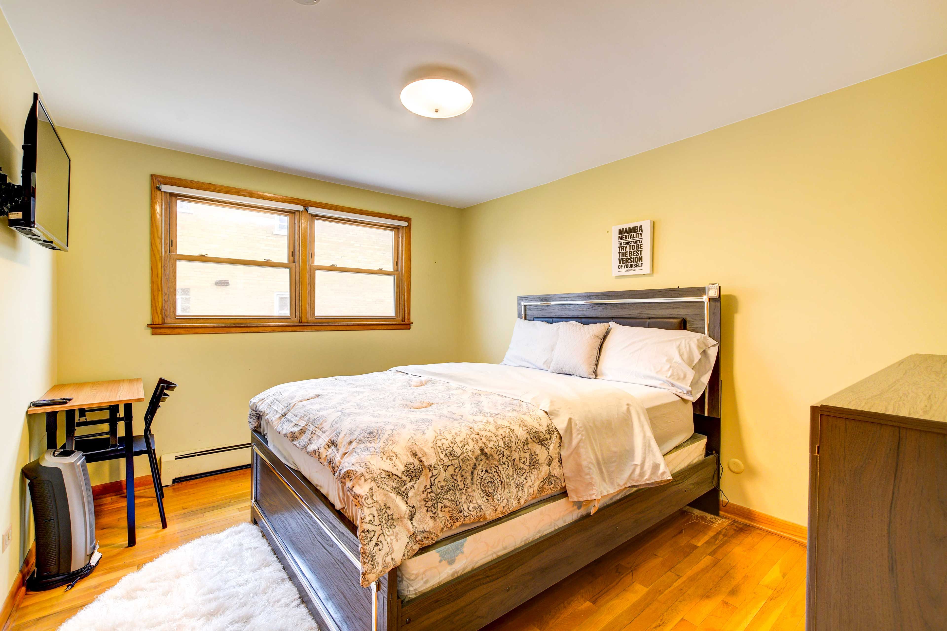 Bedroom 3 | Queen Bed | Laptop Desk | Flat-Screen TV