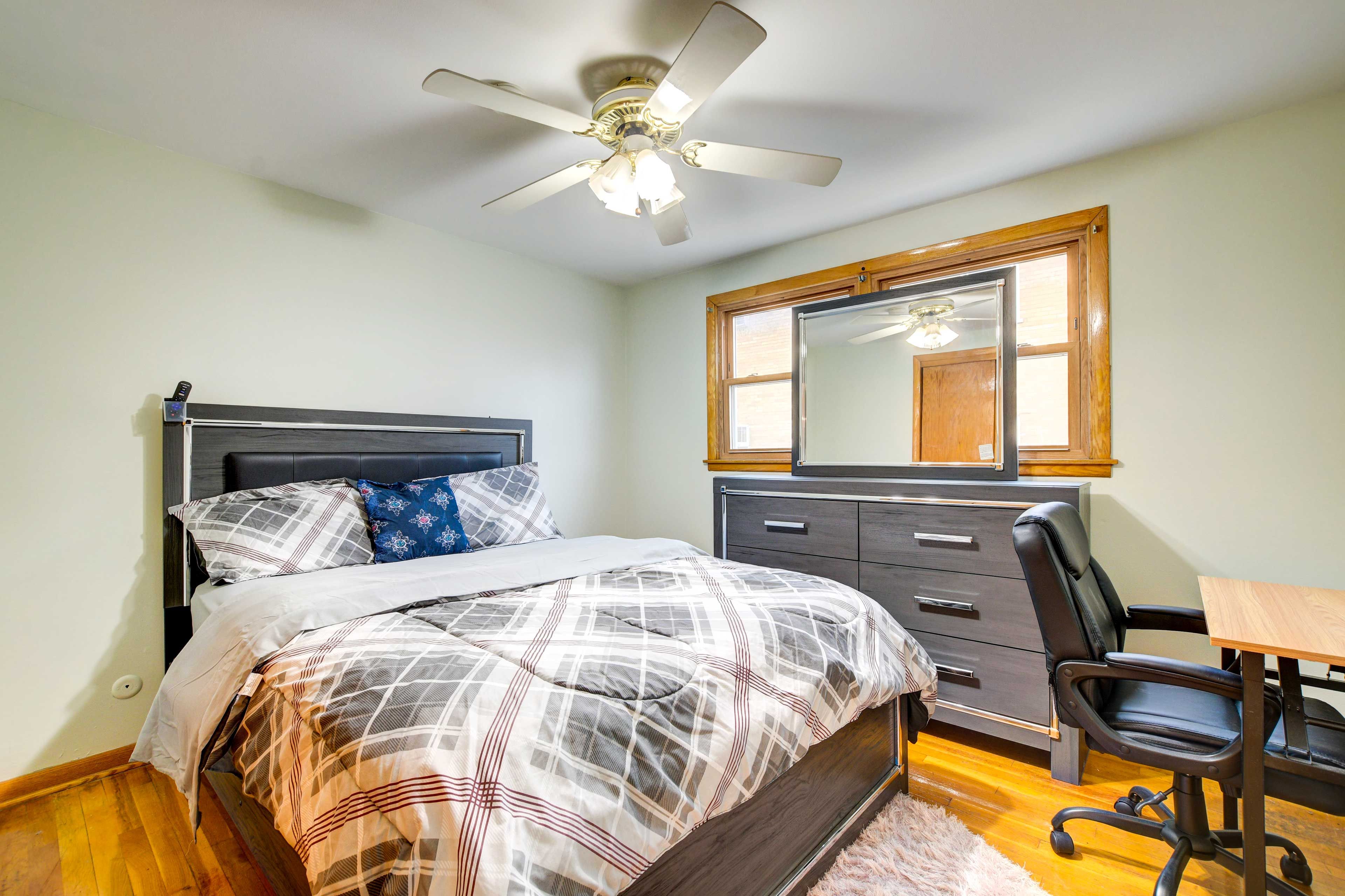 Bedroom 1 | Queen Bed | Flat-Screen TV | Laptop Desk