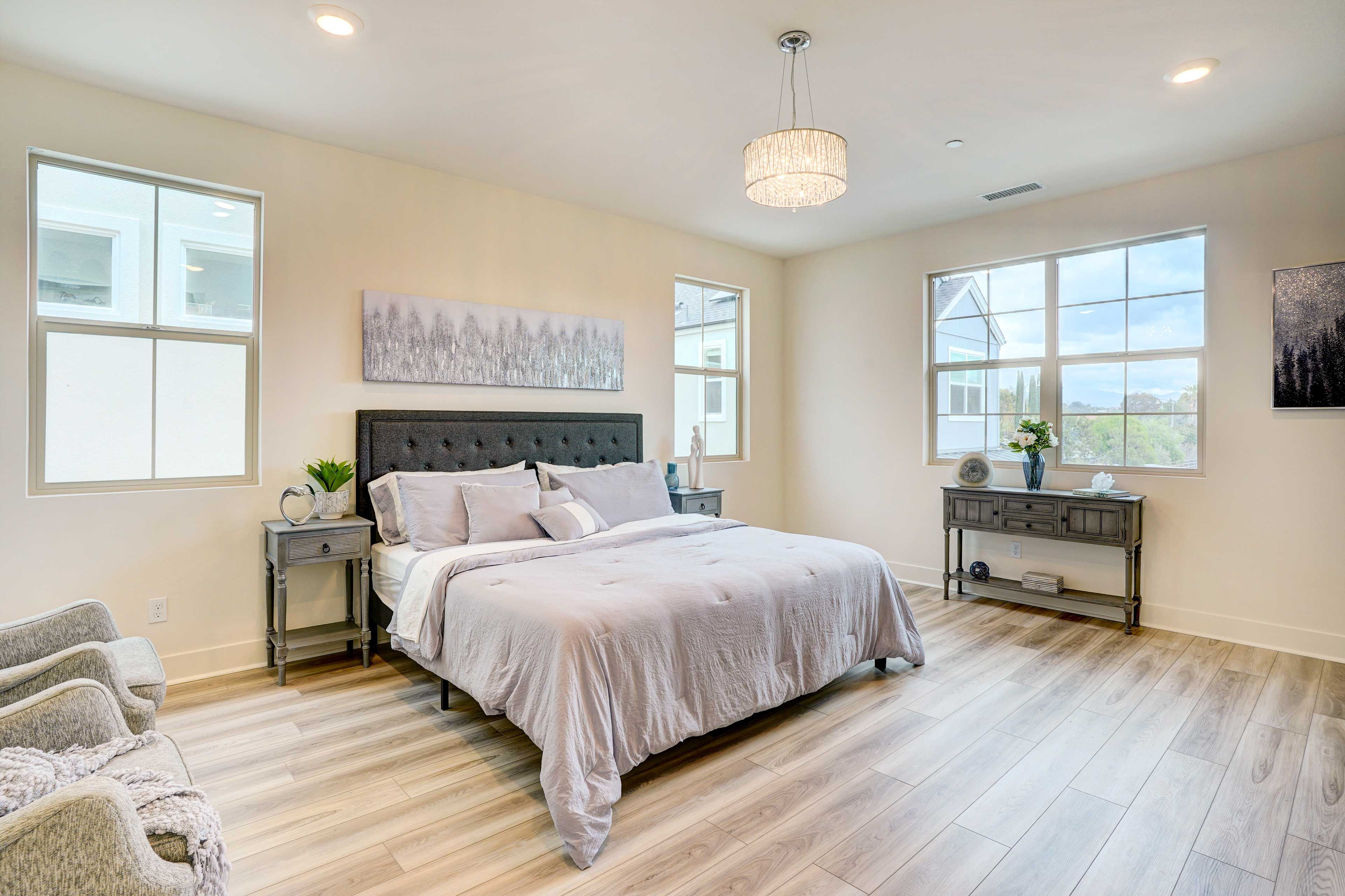 Bedroom 1 | King Bed | Smart TV | 2nd Floor