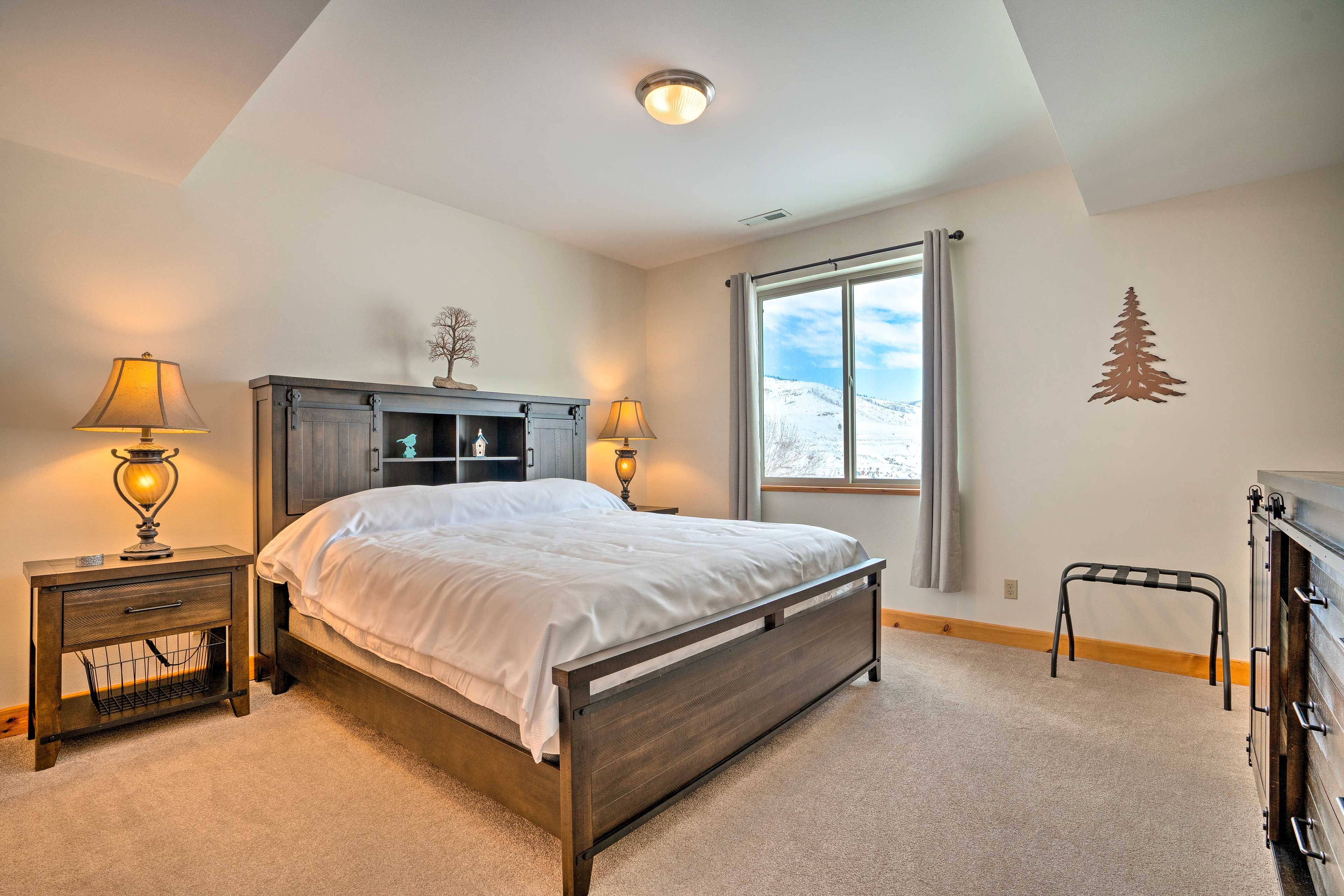Bedroom 1 | 1st Floor | King Bed | Linens Provided