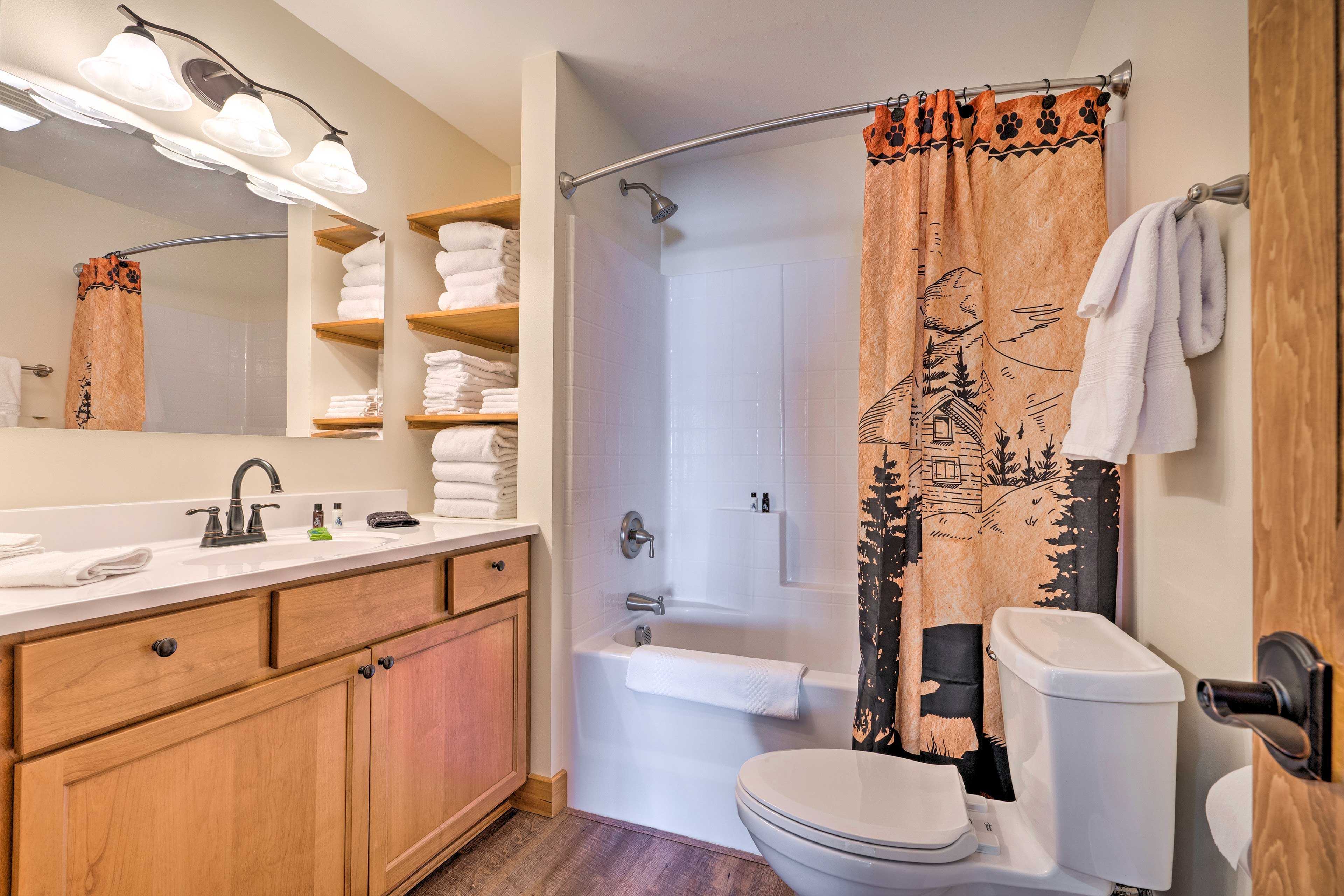 Full Bathroom | 1st Floor | Towels Provided