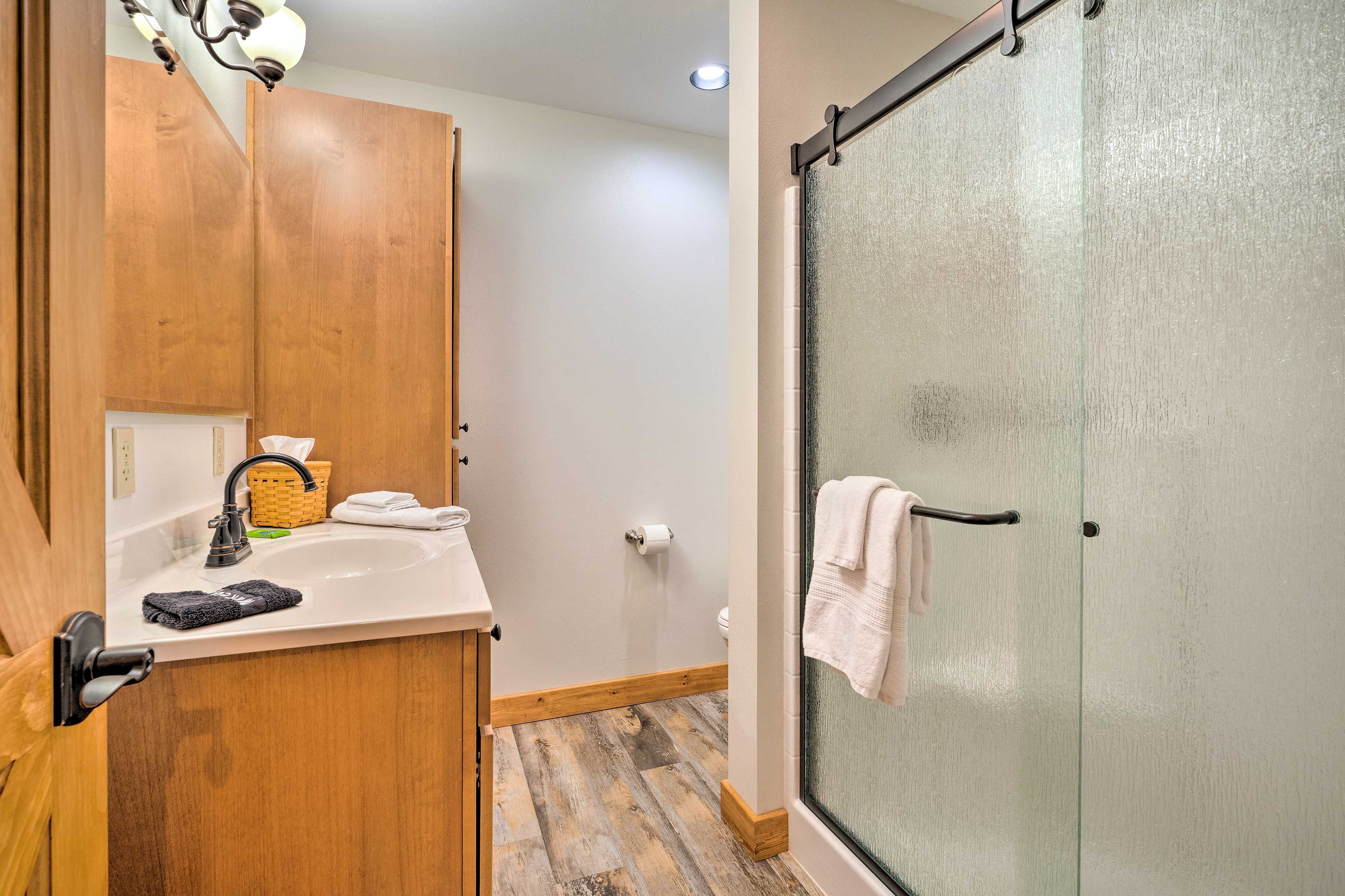 Full Bathroom | 2nd Floor | Complimentary Toiletries