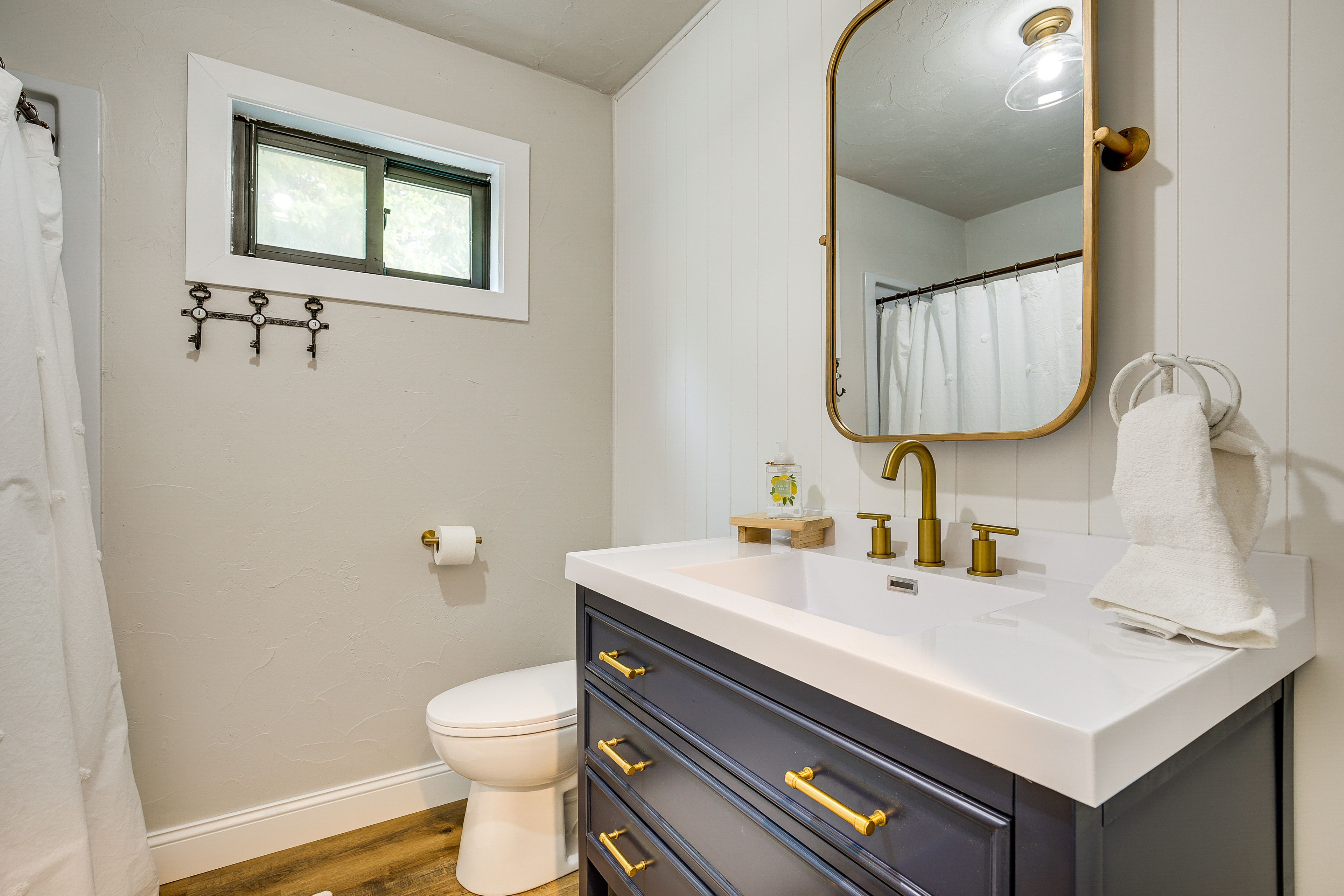 Full Bathroom | Complimentary Toiletries | Towels Provided