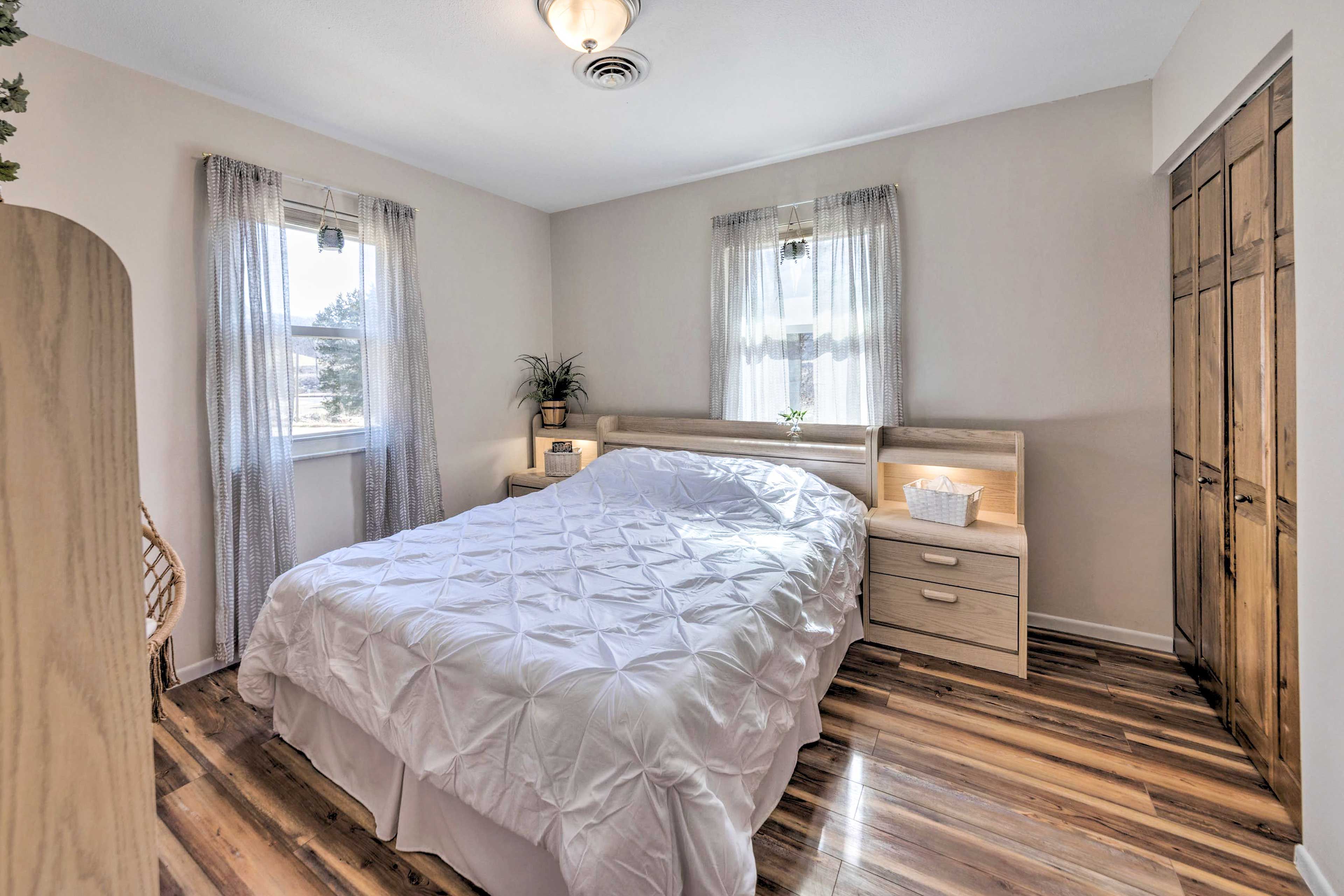 Bedroom 1 | Queen Bed | Smart TV