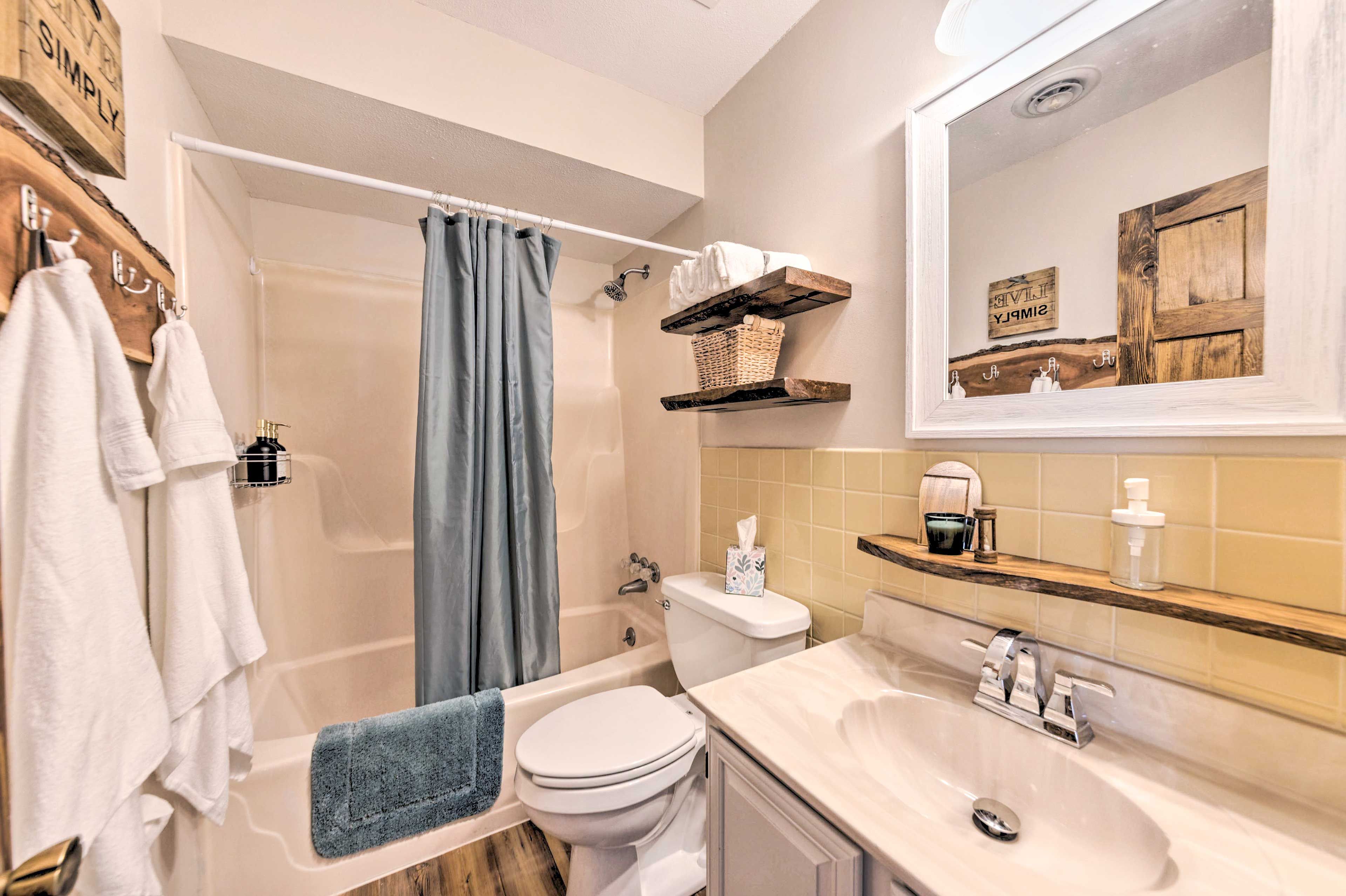 Full Bathroom | Complimentary Toiletries