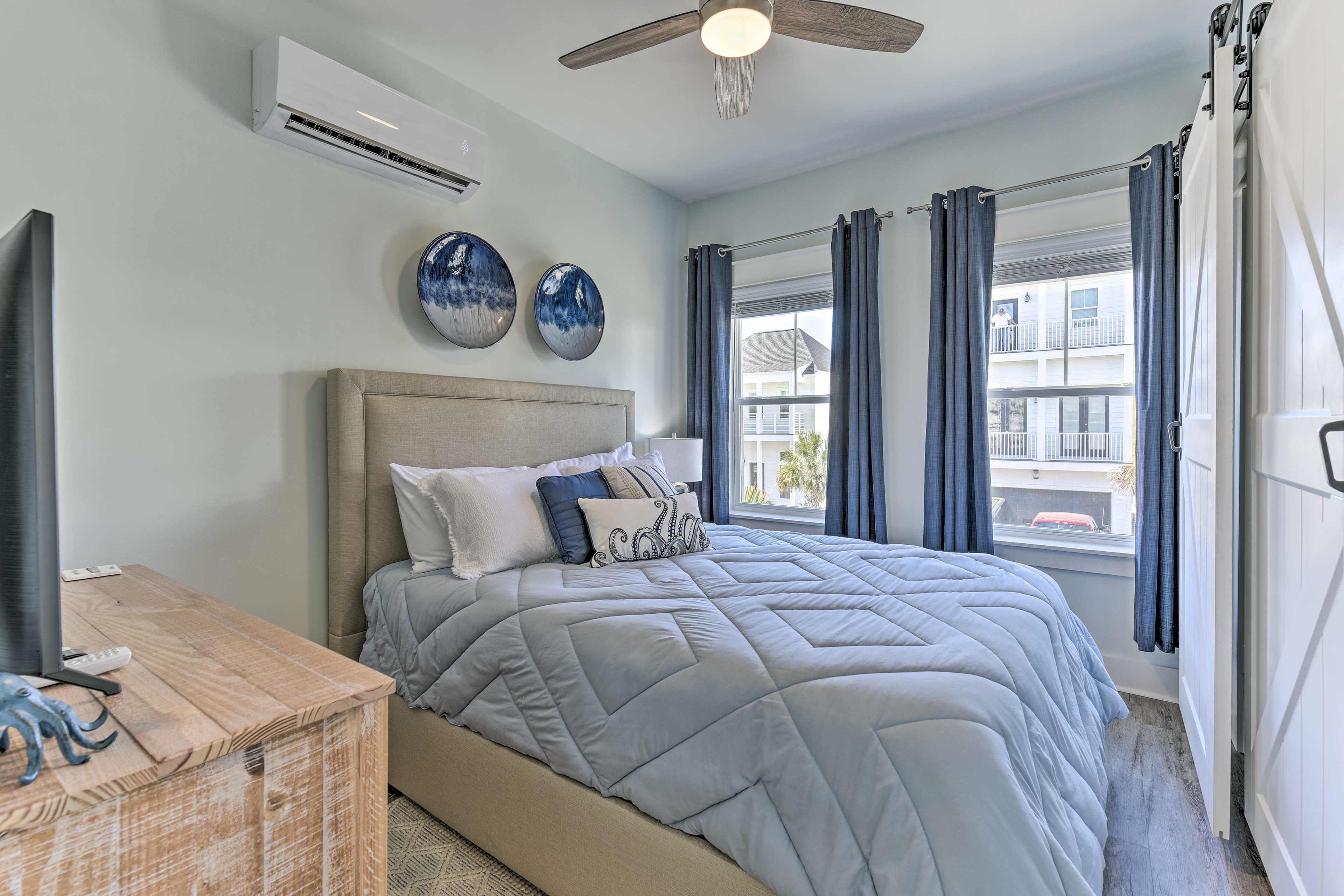 Bedroom 2 | Queen Bed | Smart TV | 2nd Level