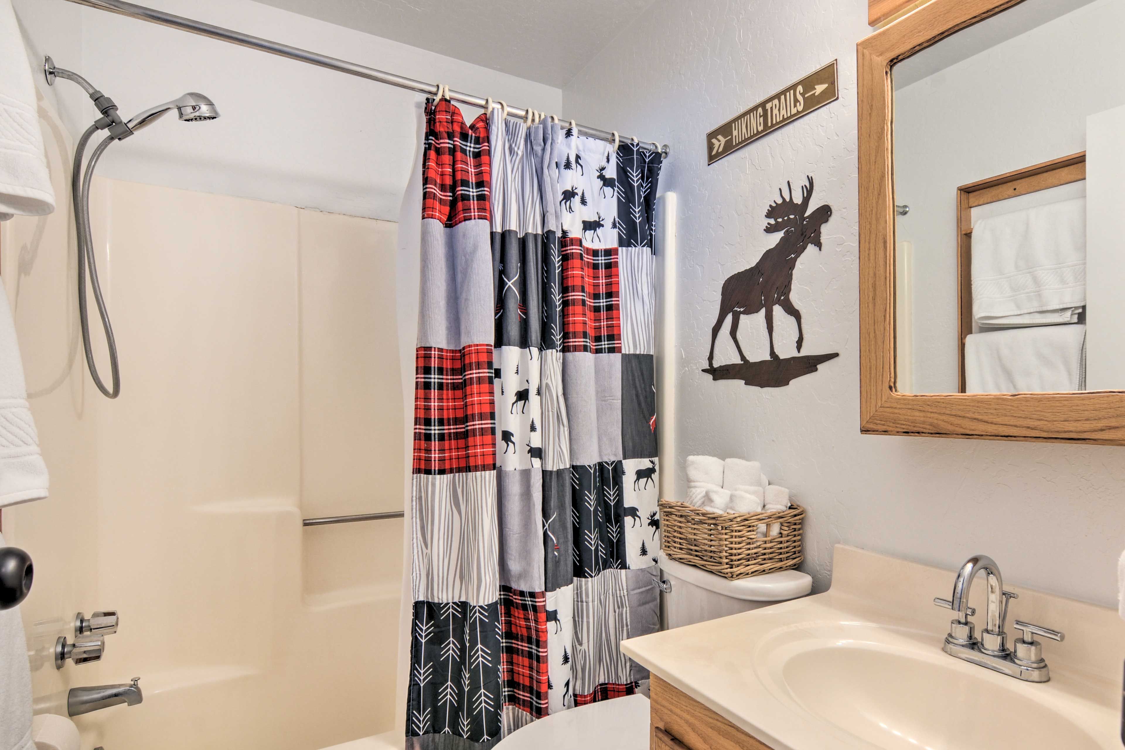 Full Bathroom | Complimentary Toiletries | Towels Provided