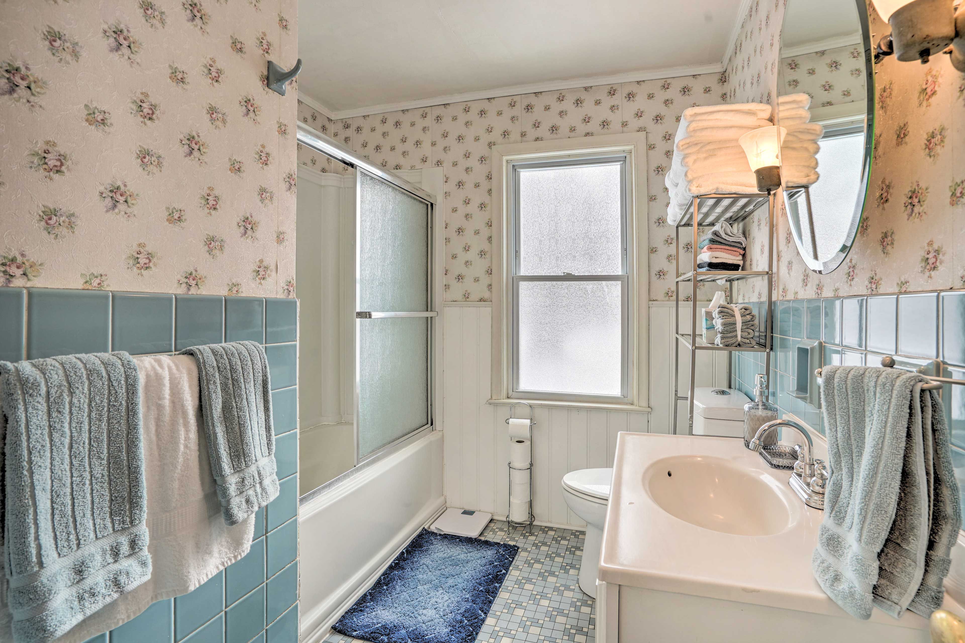 Full Bathroom | Towels Provided
