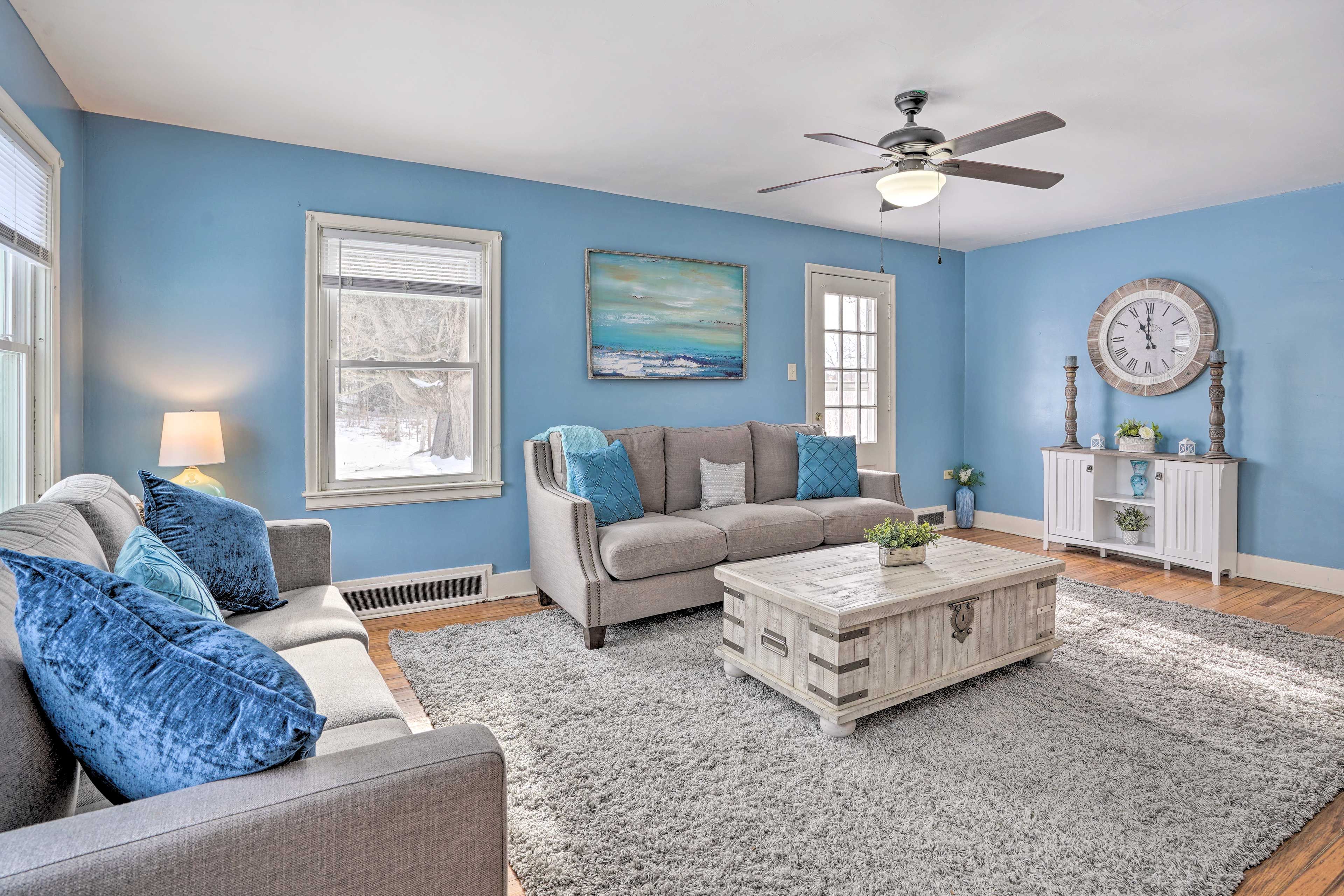 Living Room | 1st Floor | Smart TV | Fireplace | Pack 'n Play | Baby Gate