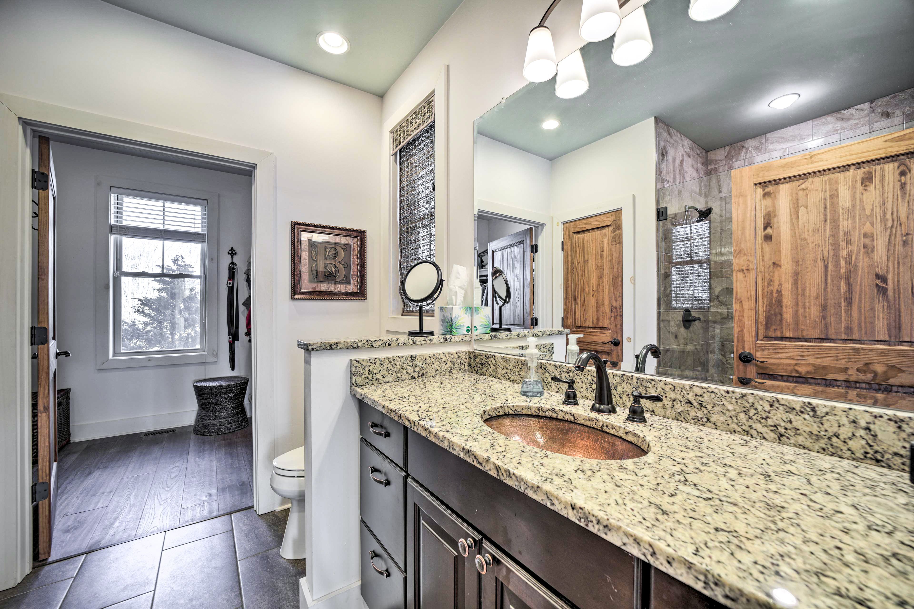 Full Bathroom | Towels Provided | Complimentary Toiletries