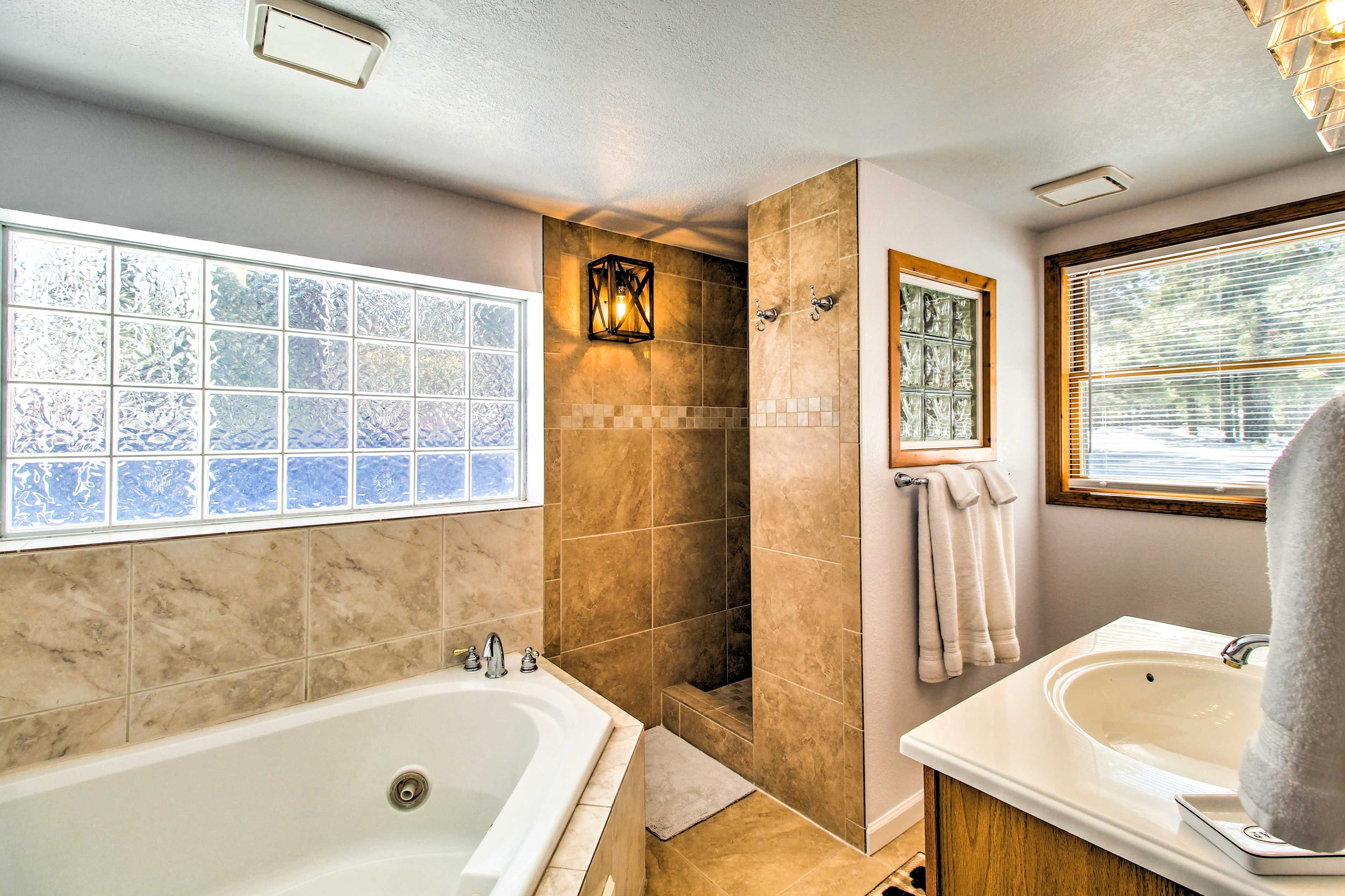 Full Bathroom | Jetted Tub | Towels Provided