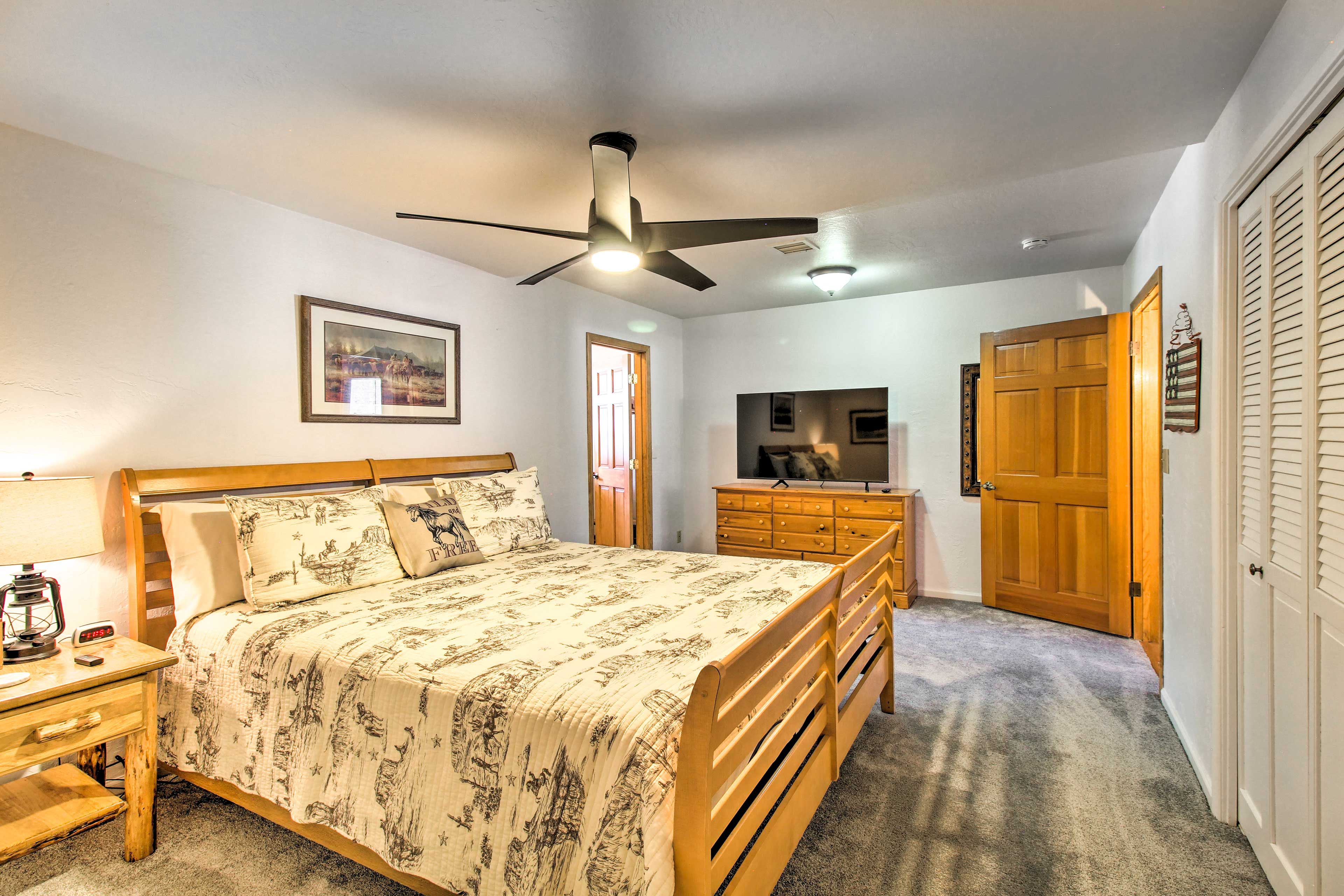 Bedroom 2 | King Bed | Smart TV
