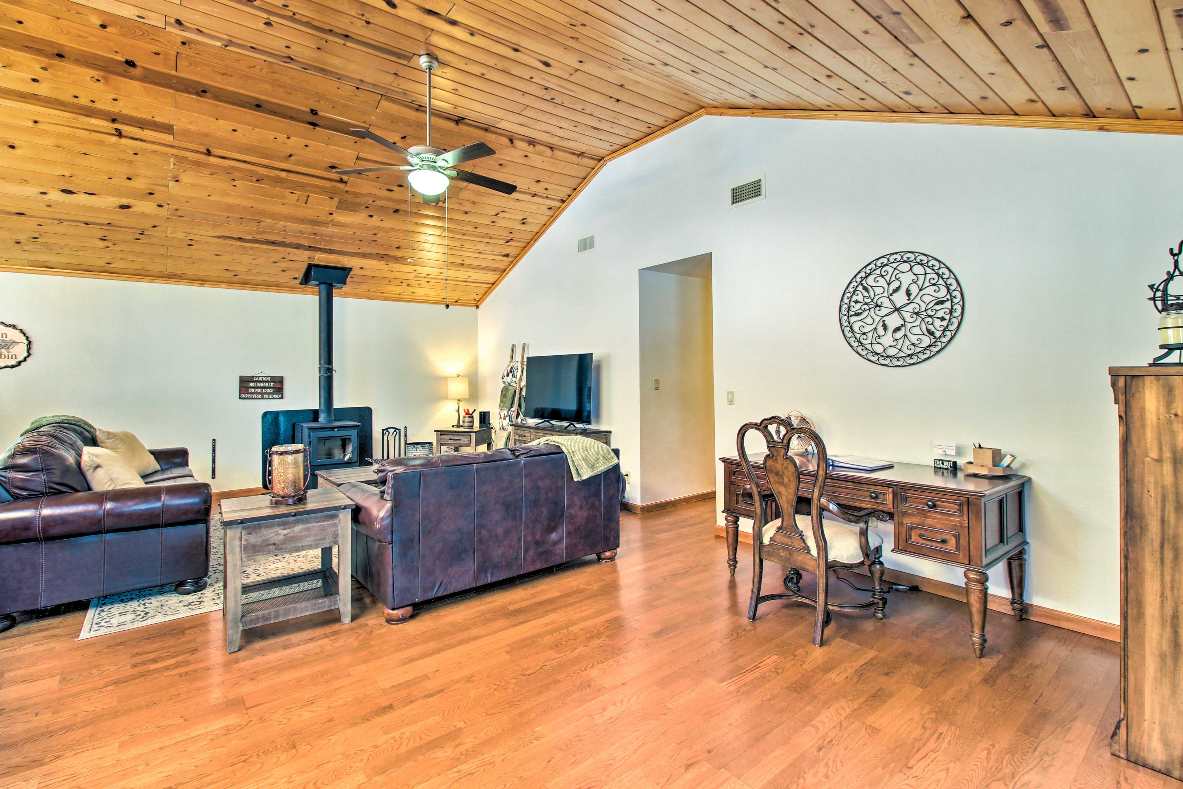 Living Room | Free WiFi | Queen Sleeper Sofa | Smart TV | Wood Stove
