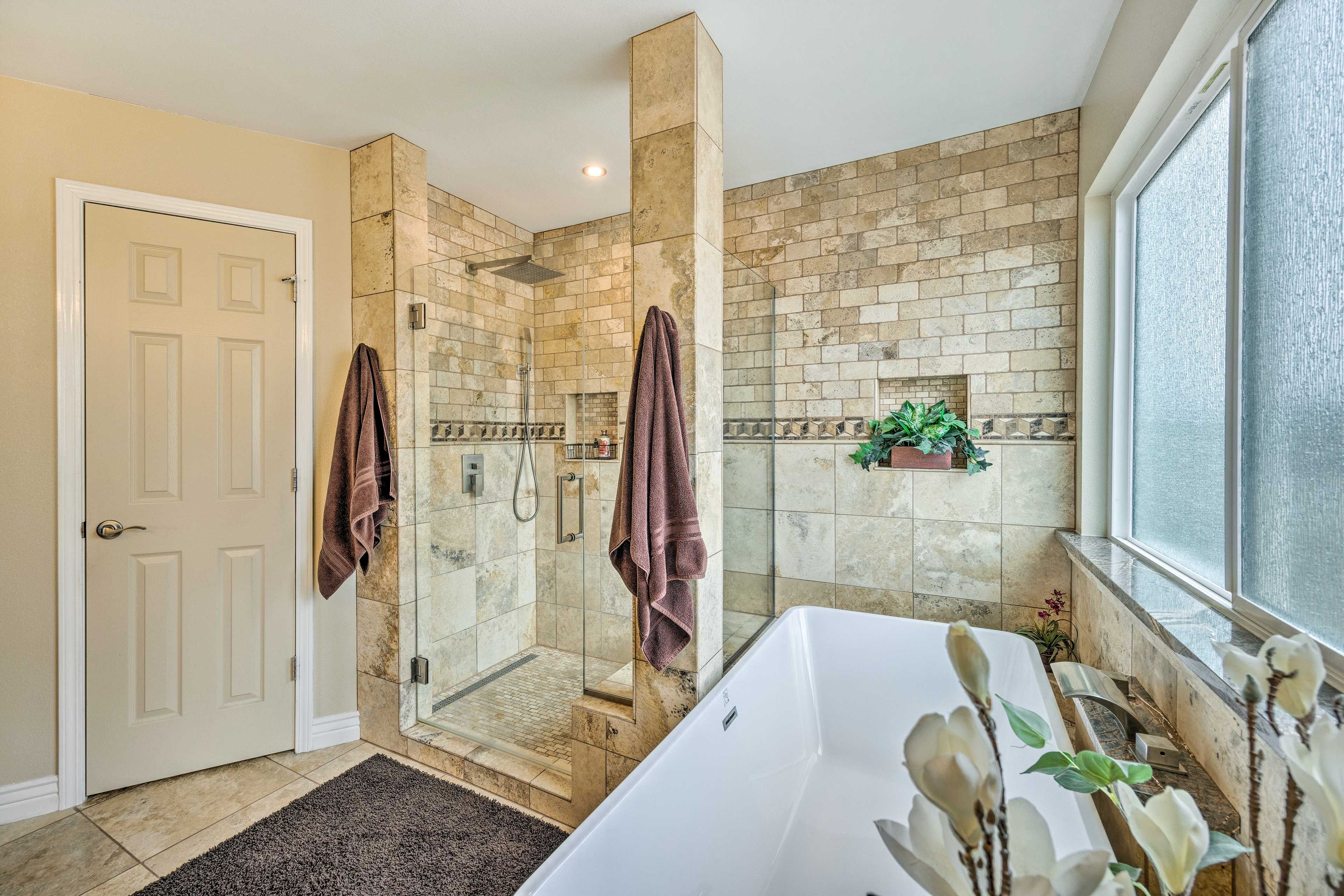 Full Bathroom | Soaker Tub