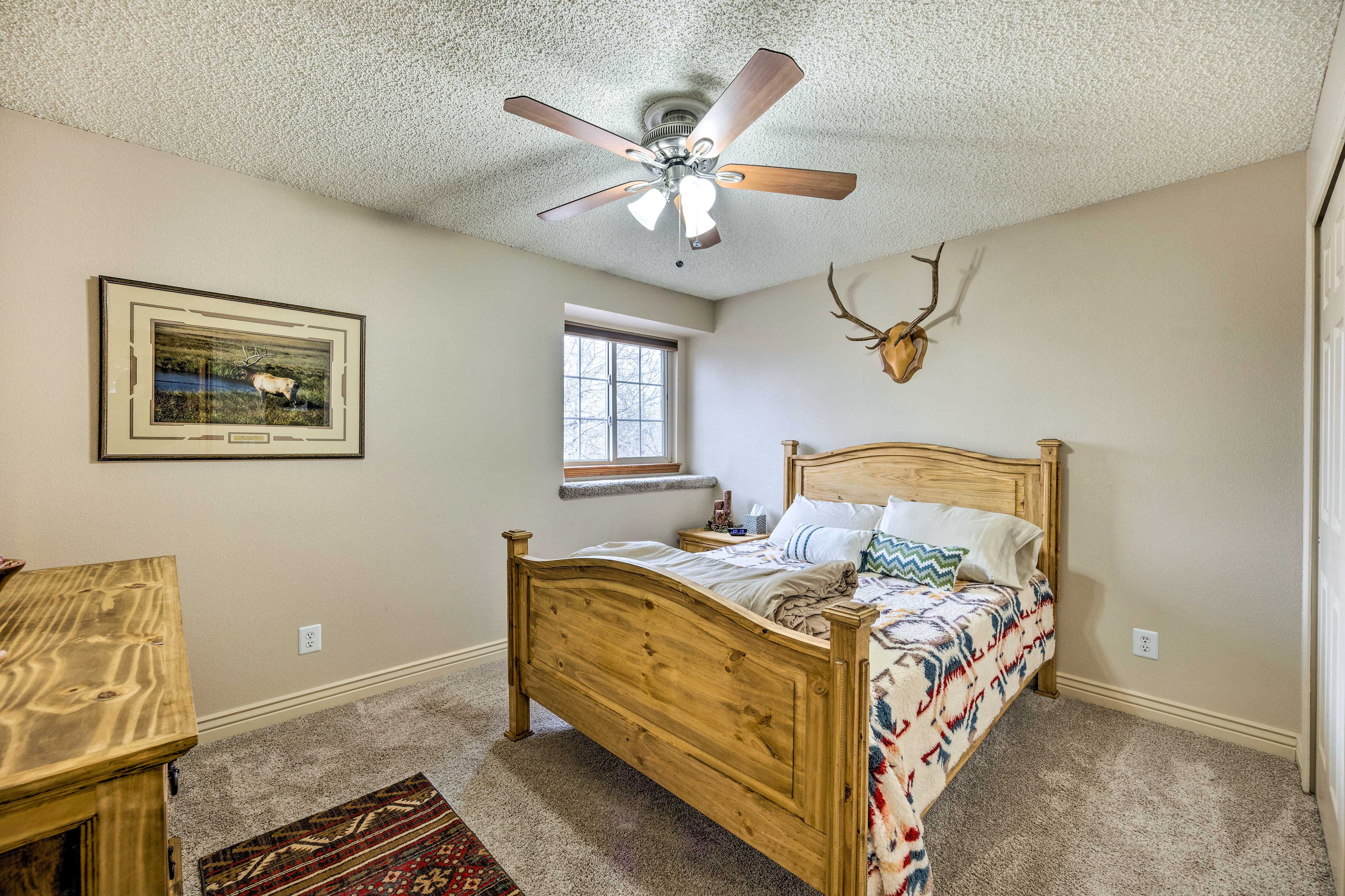 Bedroom 2 | Queen Bed