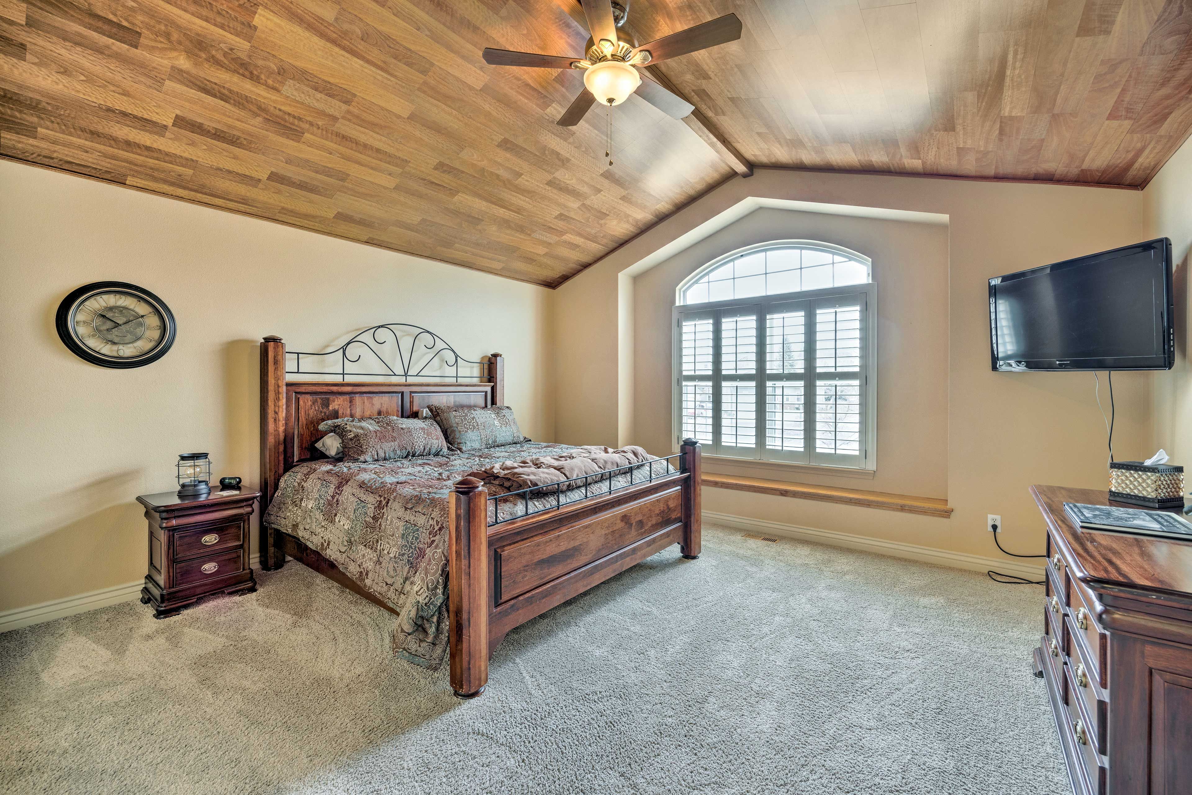 Bedroom 1 | King Bed