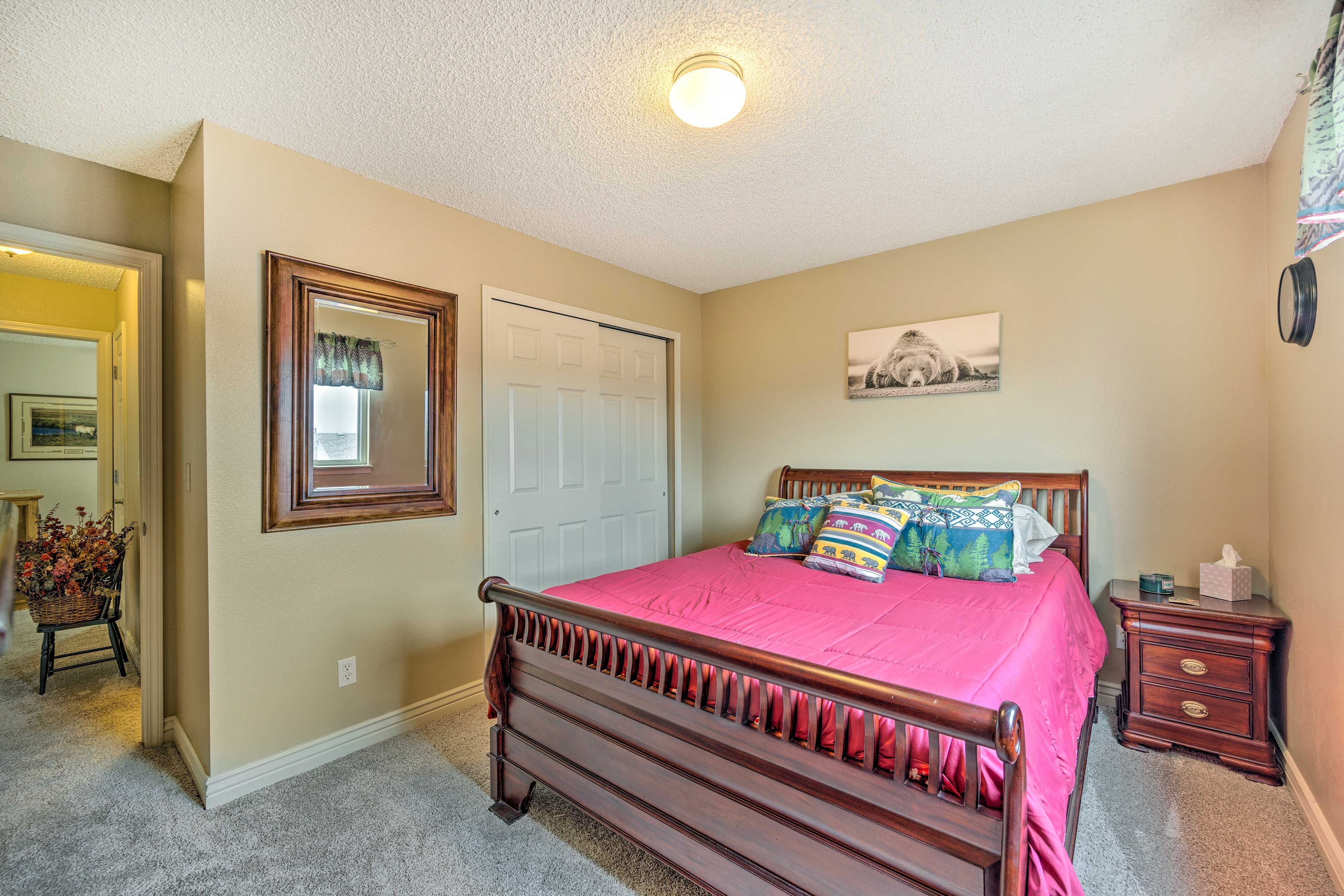 Bedroom 3 | Queen Bed