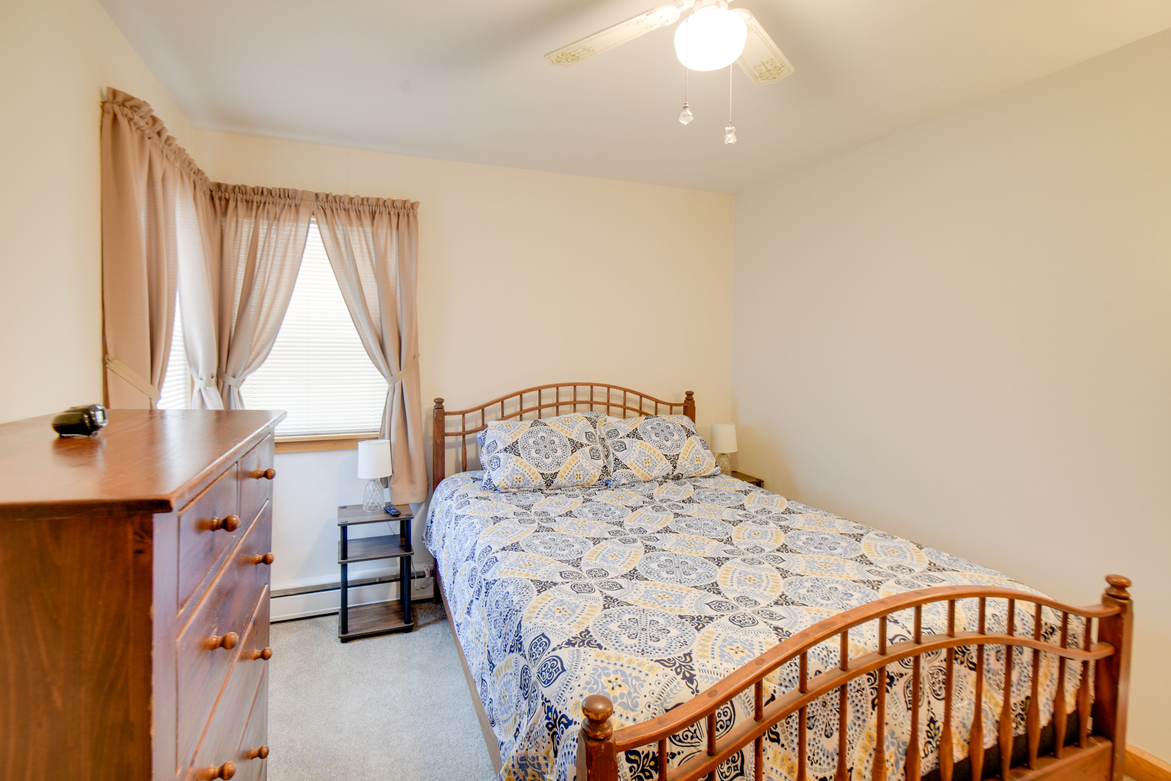 Bedroom 2 | Queen Bed | Smart TV | 1st Floor