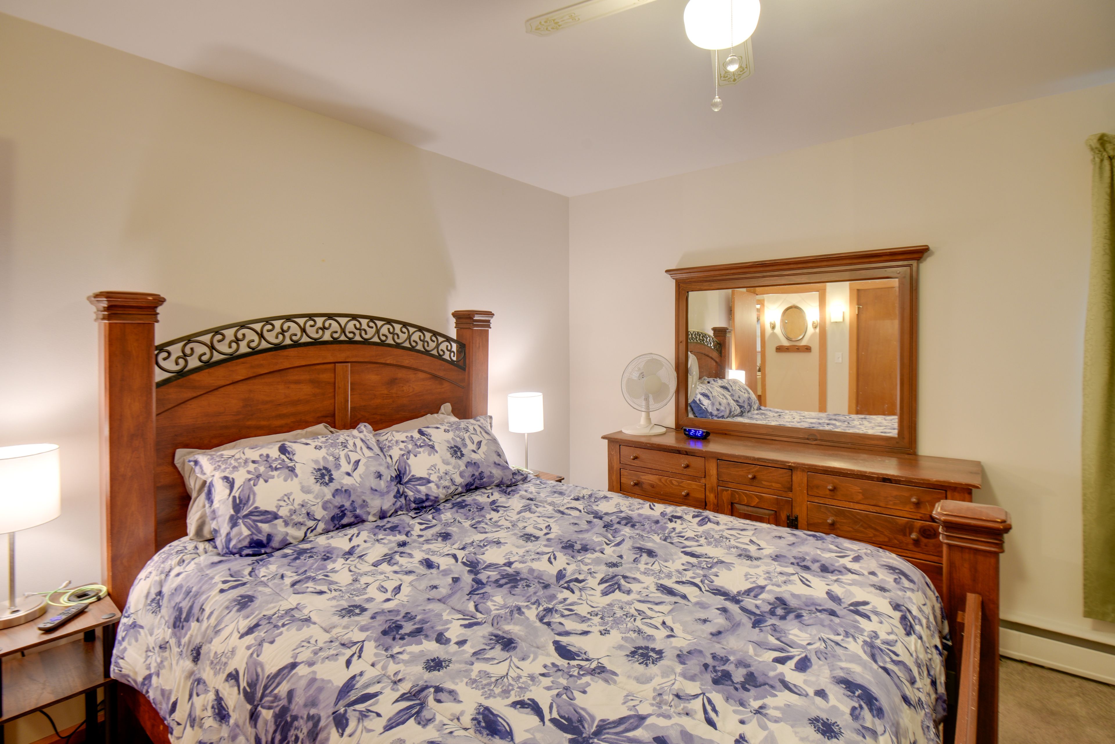 Bedroom 1 | Queen Bed | Smart TV | Laptop Workspace | 1st Floor