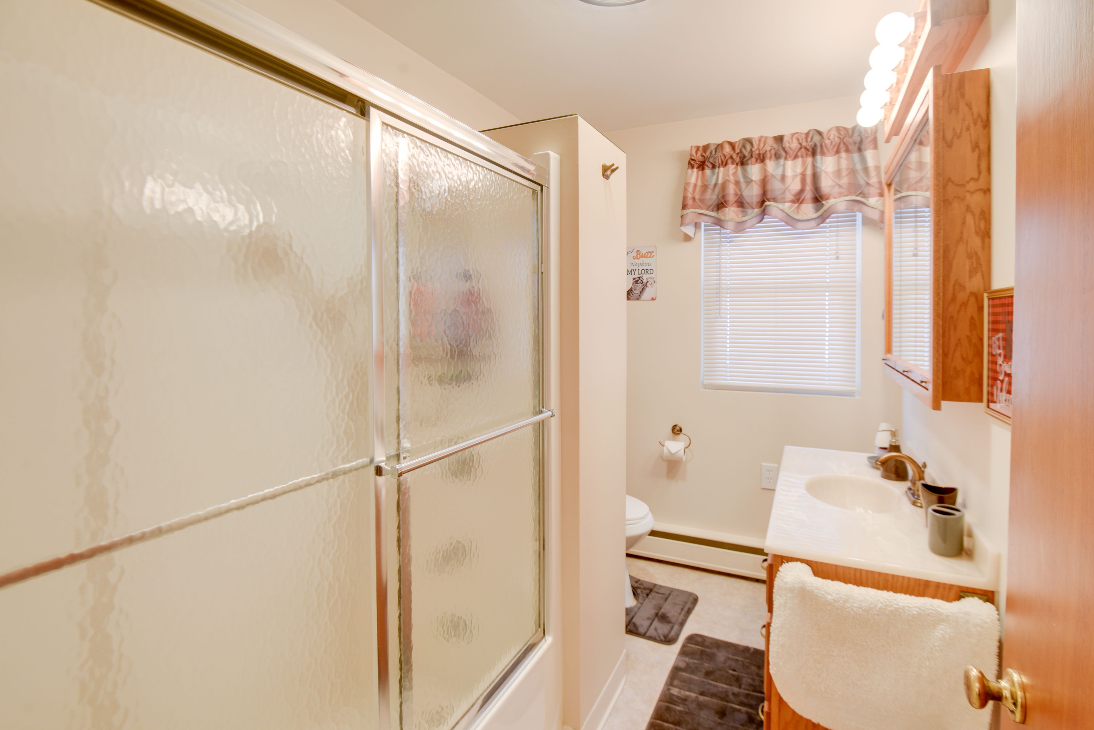 Full Bathroom | Complimentary Toiletries | 1st Floor